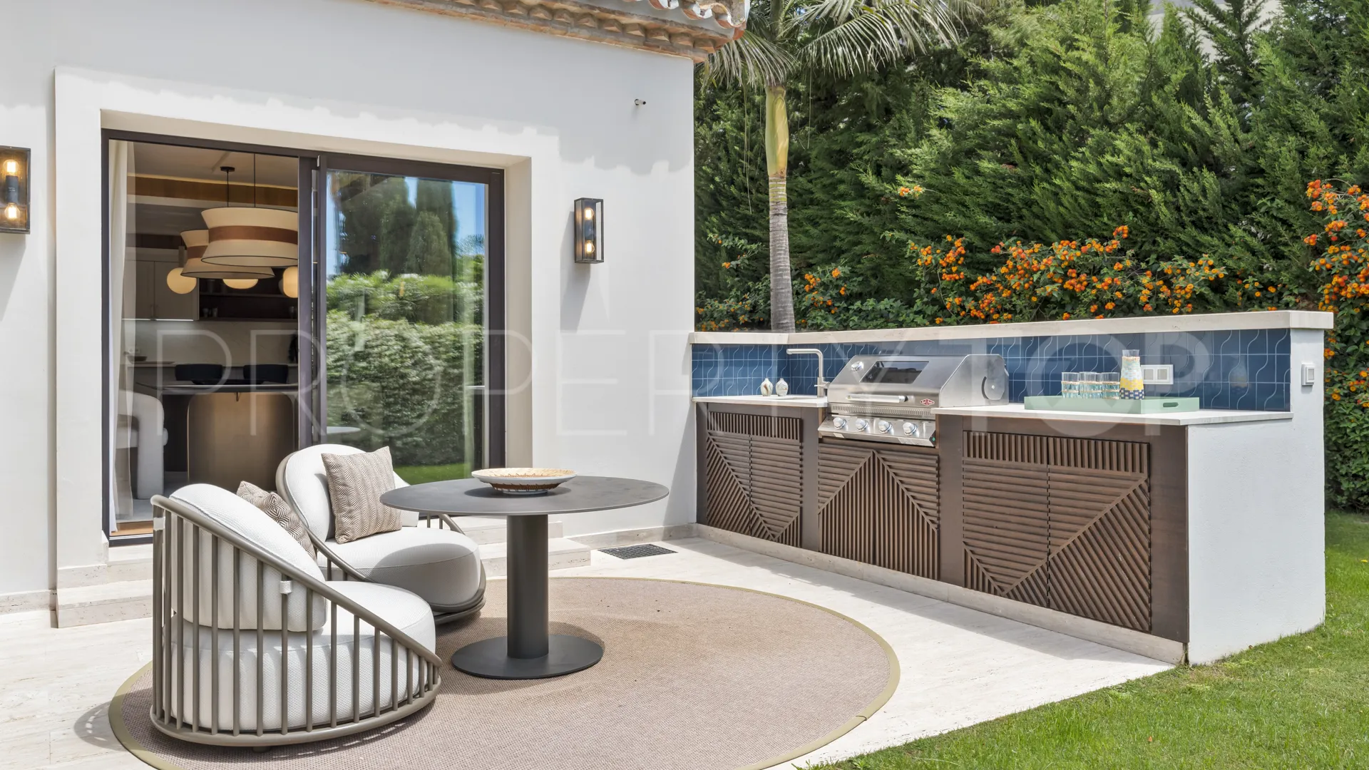 Comprar villa con 6 dormitorios en Casasola