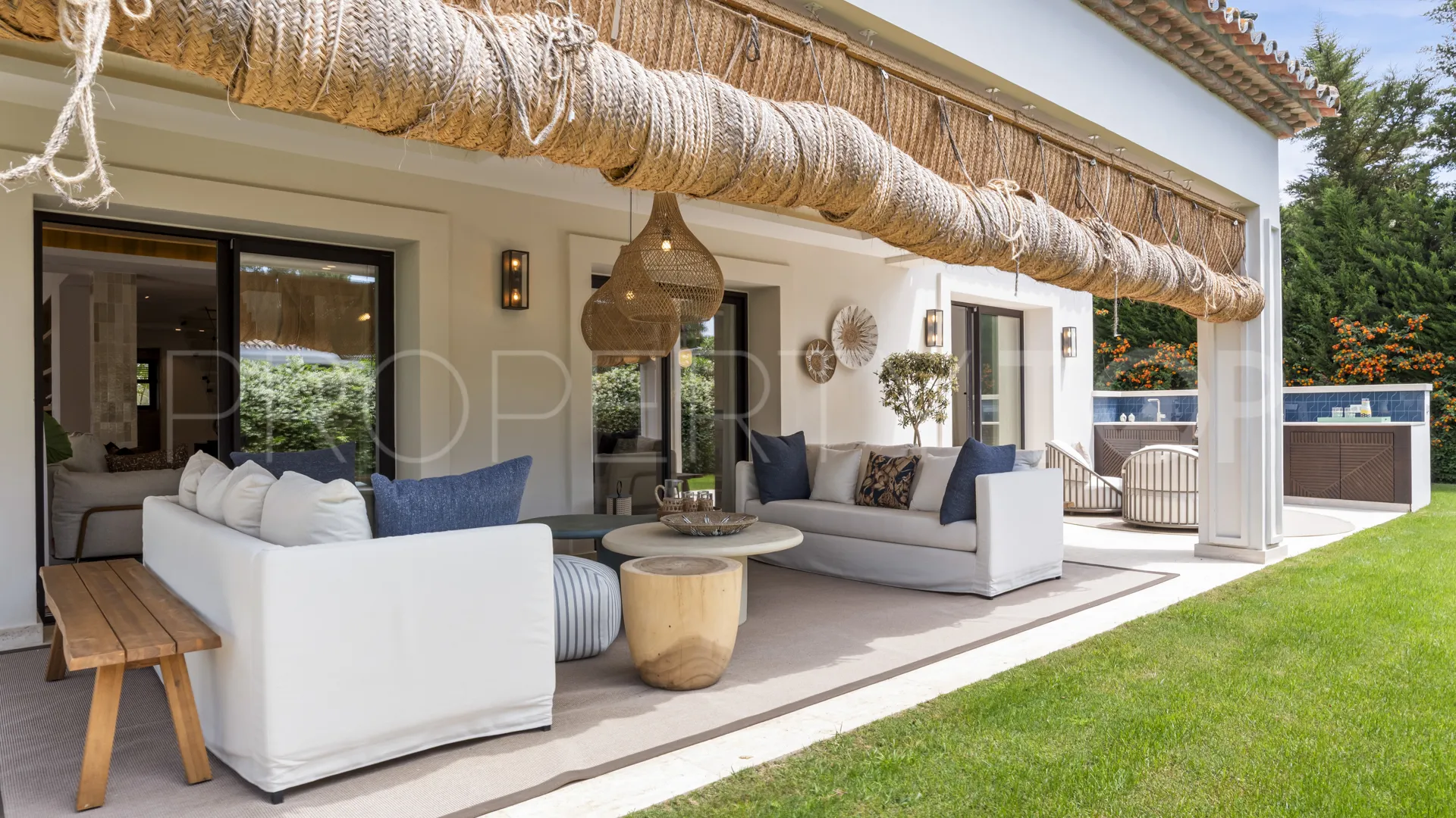 Comprar villa con 6 dormitorios en Casasola