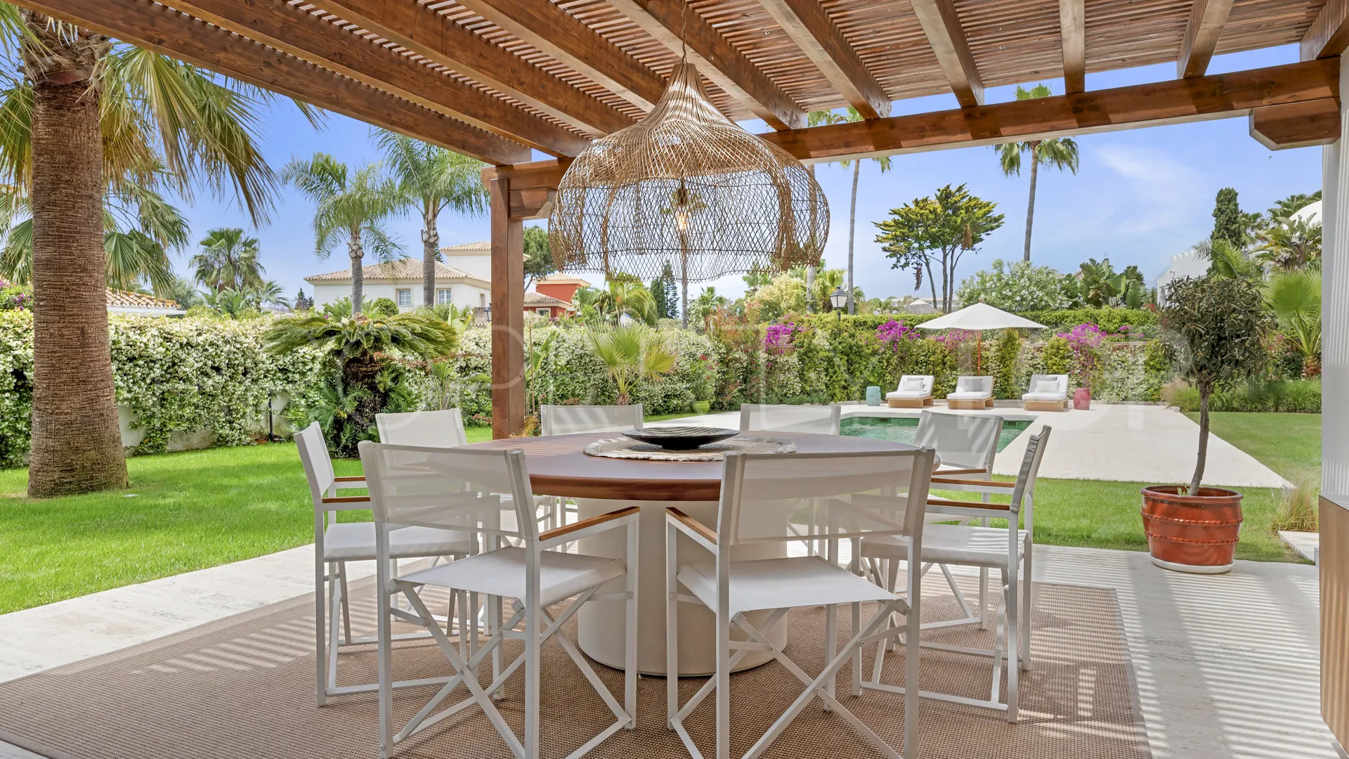Comprar villa con 6 dormitorios en Casasola