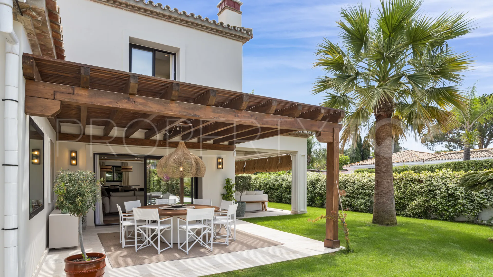 Comprar villa con 6 dormitorios en Casasola