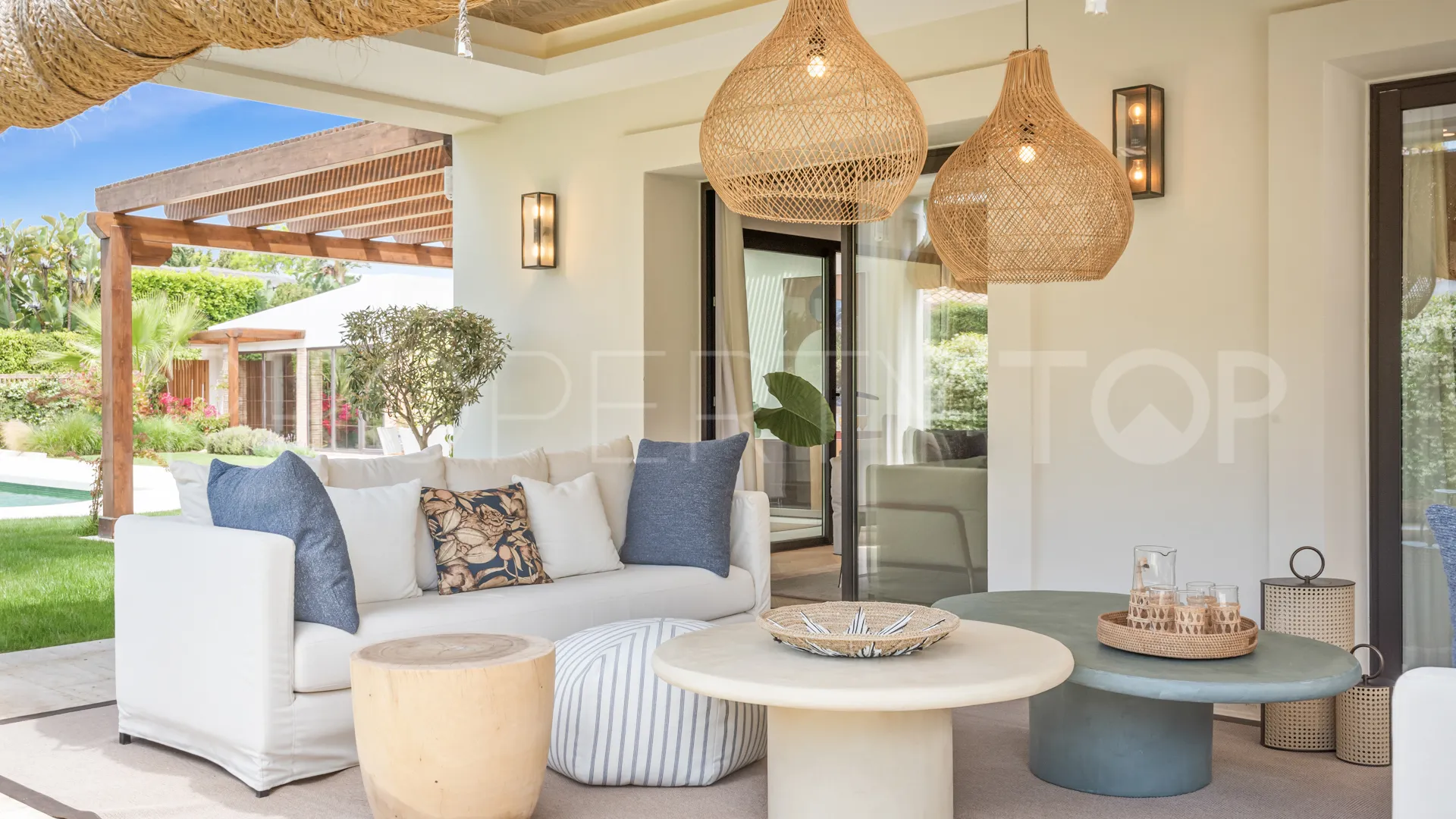 Comprar villa con 6 dormitorios en Casasola