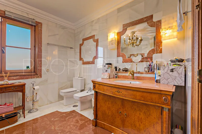 Villa con 6 dormitorios en venta en Benahavis