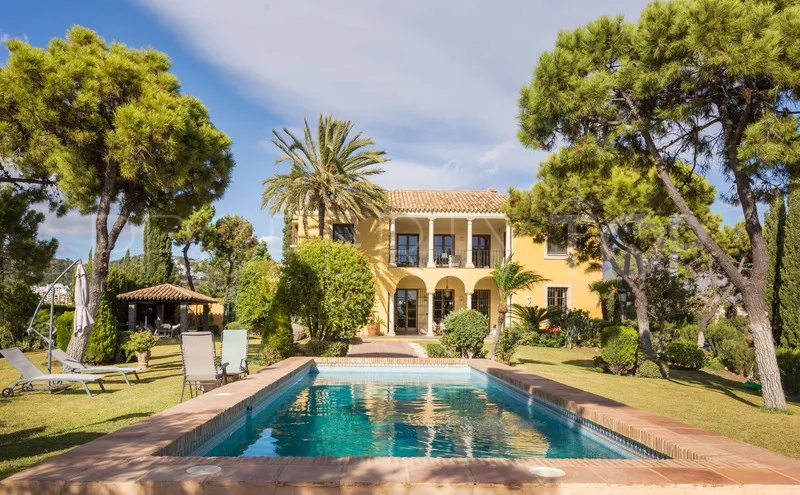 Villa con 6 dormitorios en venta en Benahavis