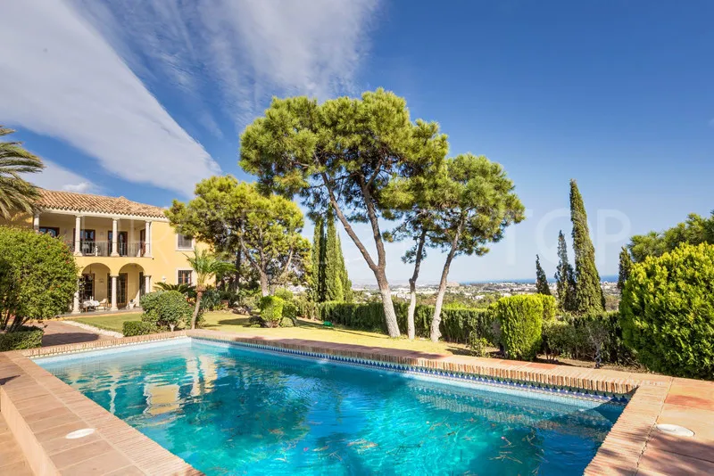 Villa con 6 dormitorios en venta en Benahavis