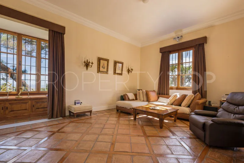 Villa con 6 dormitorios en venta en Benahavis