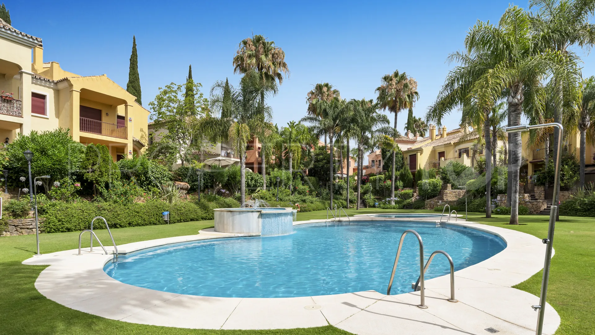 Pareado de 4 dormitorios en venta en Jardines de las Lomas