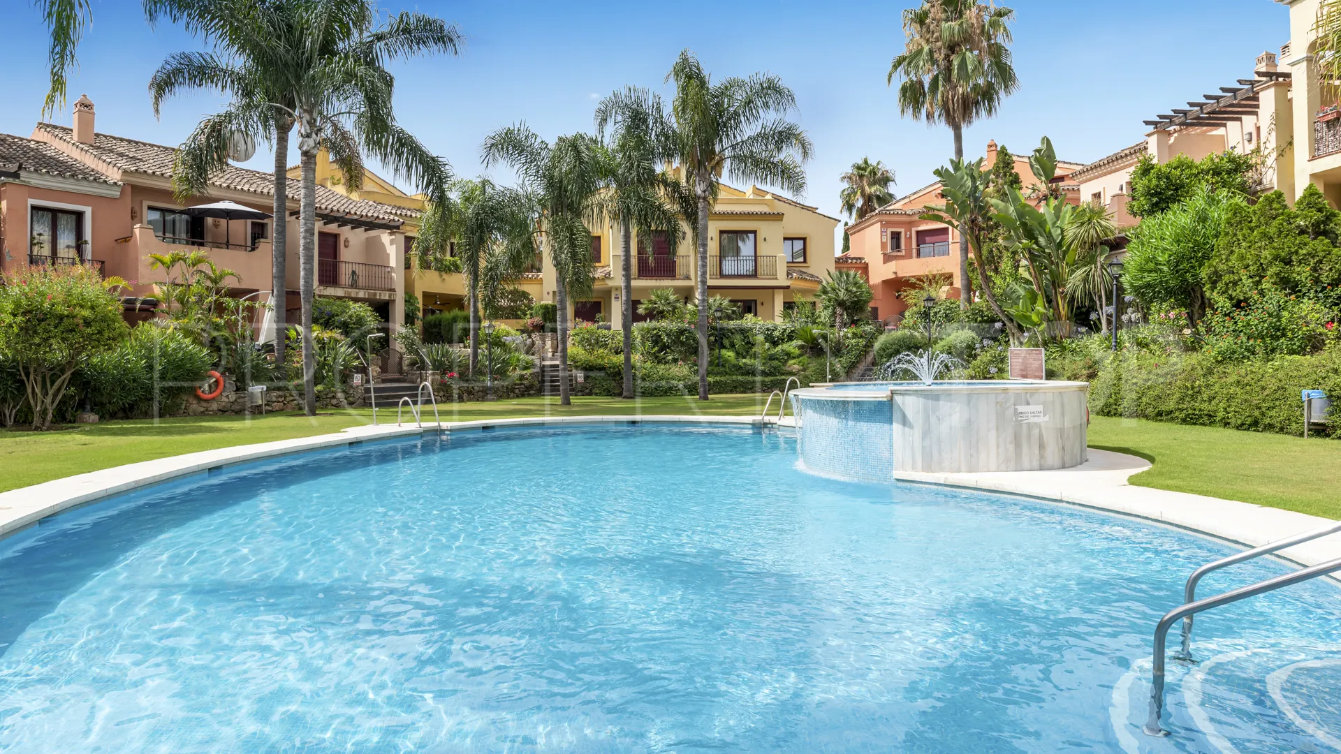 Pareado de 4 dormitorios en venta en Jardines de las Lomas
