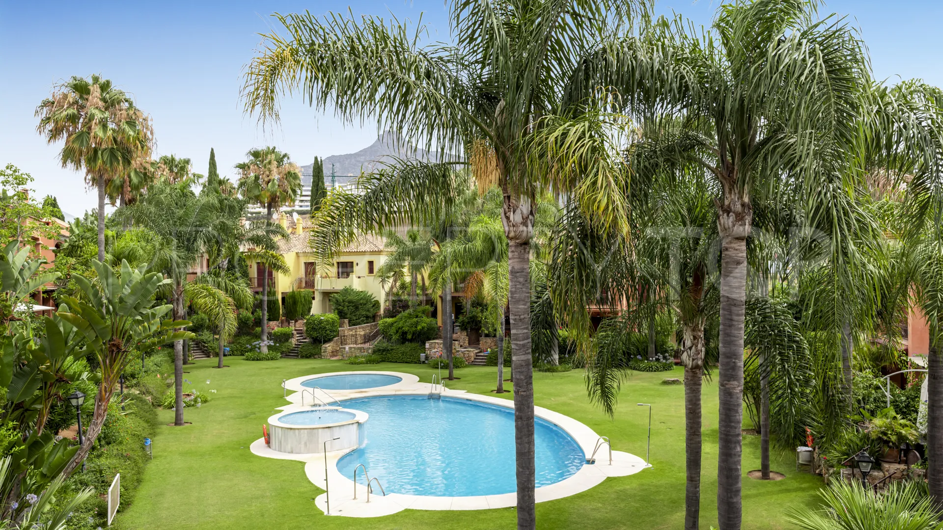Pareado de 4 dormitorios en venta en Jardines de las Lomas