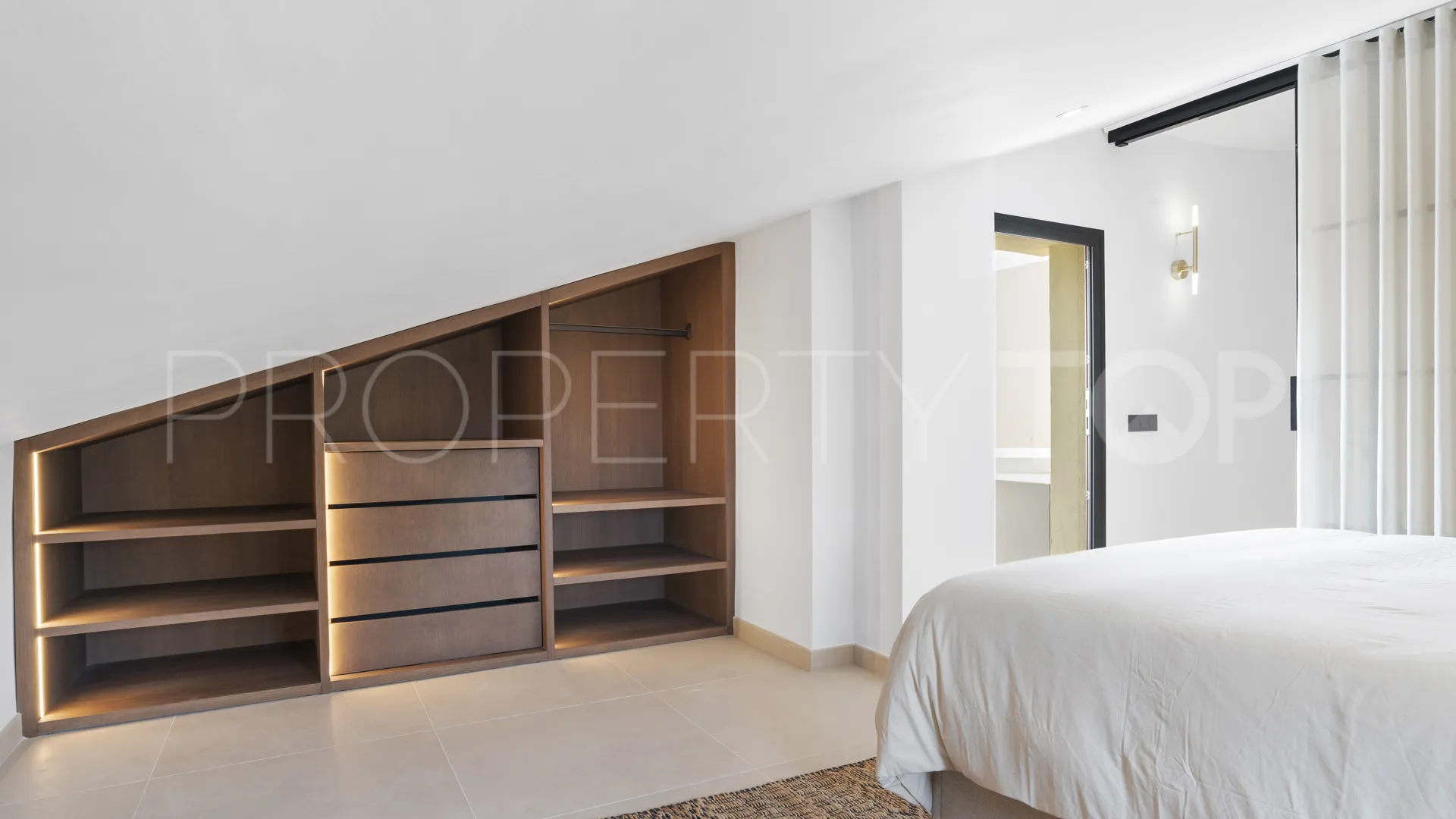 Pareado de 4 dormitorios en venta en Jardines de las Lomas