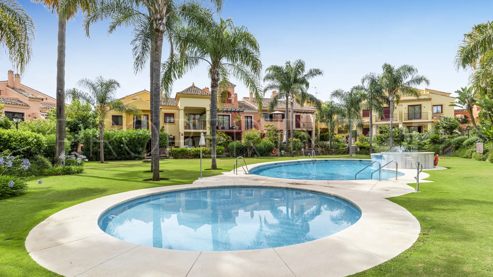Pareado de 4 dormitorios en venta en Jardines de las Lomas