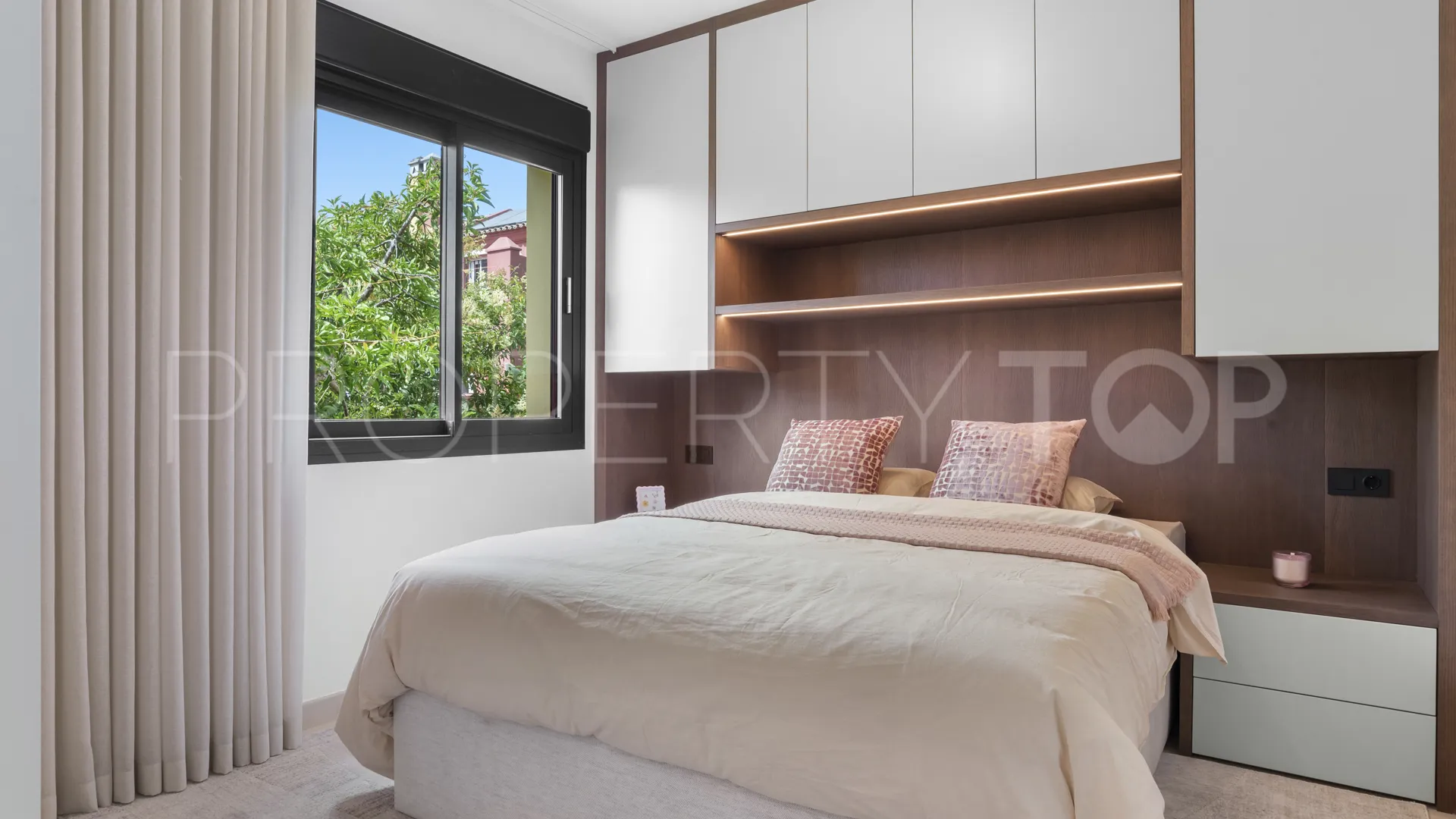 Pareado de 4 dormitorios en venta en Jardines de las Lomas