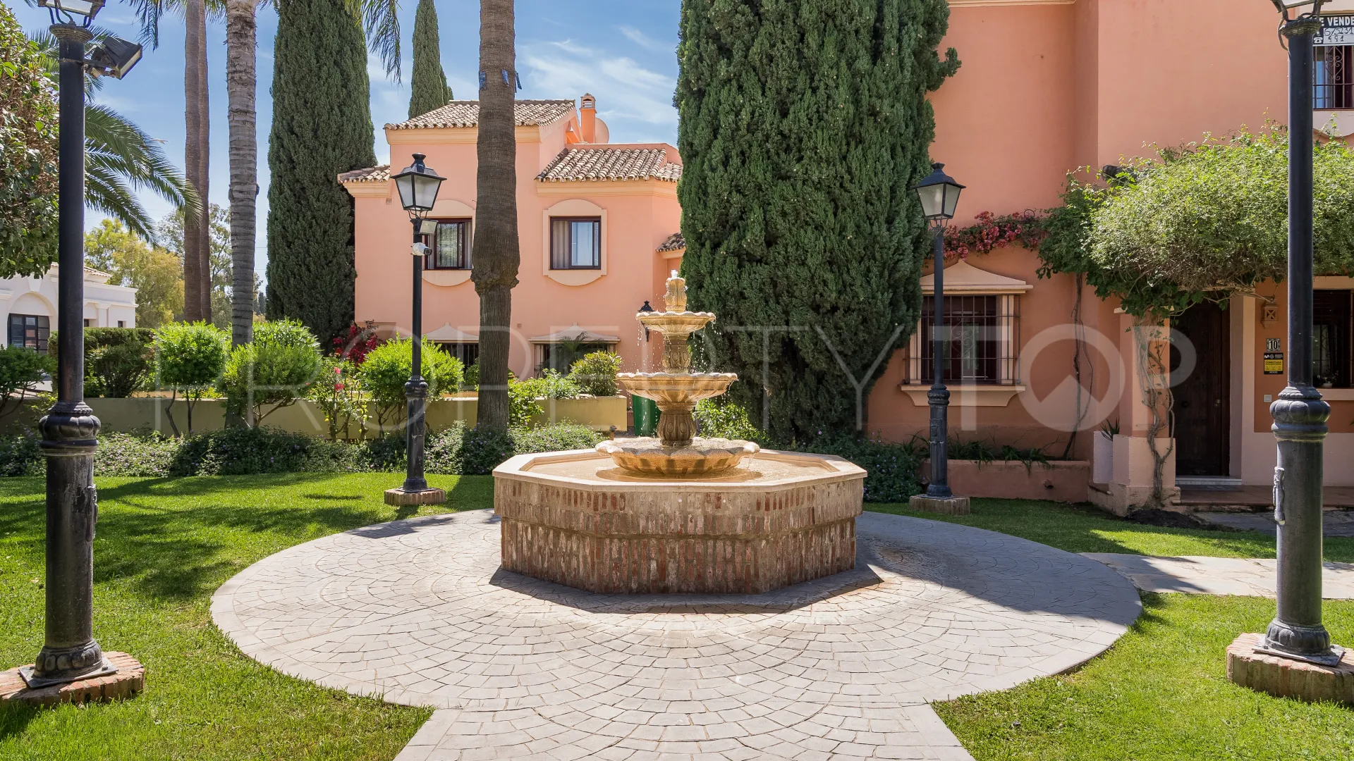 Pareado de 4 dormitorios en venta en Jardines de las Lomas