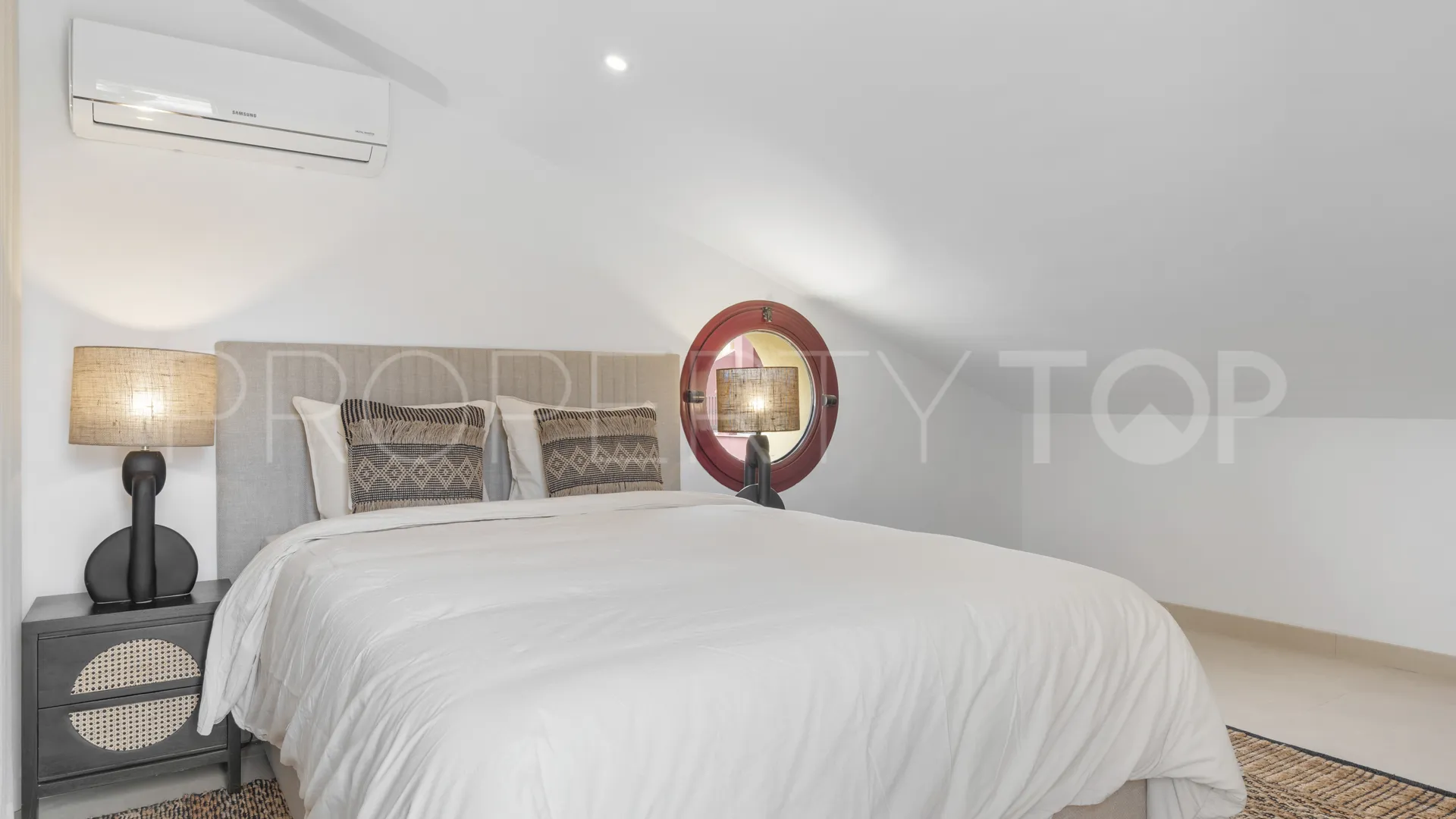 Pareado de 4 dormitorios en venta en Jardines de las Lomas