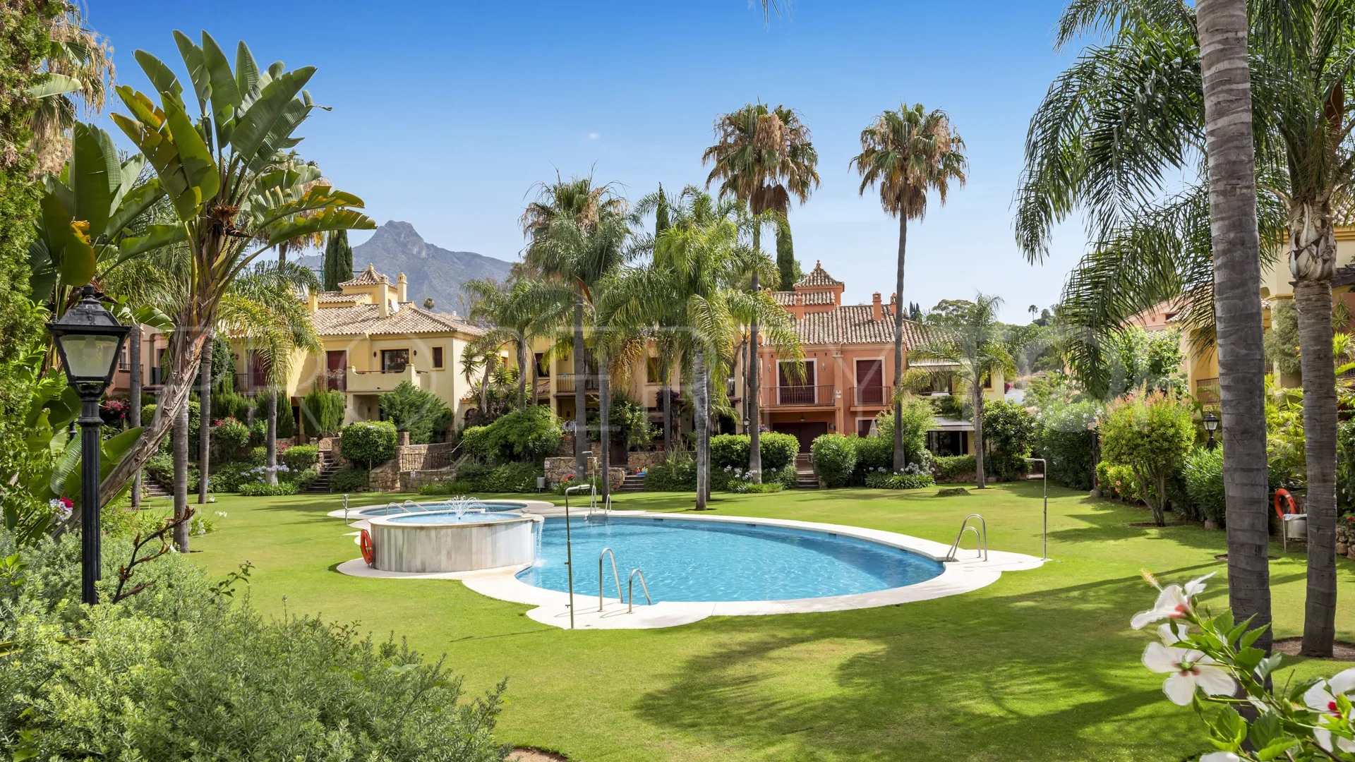 Pareado de 4 dormitorios en venta en Jardines de las Lomas