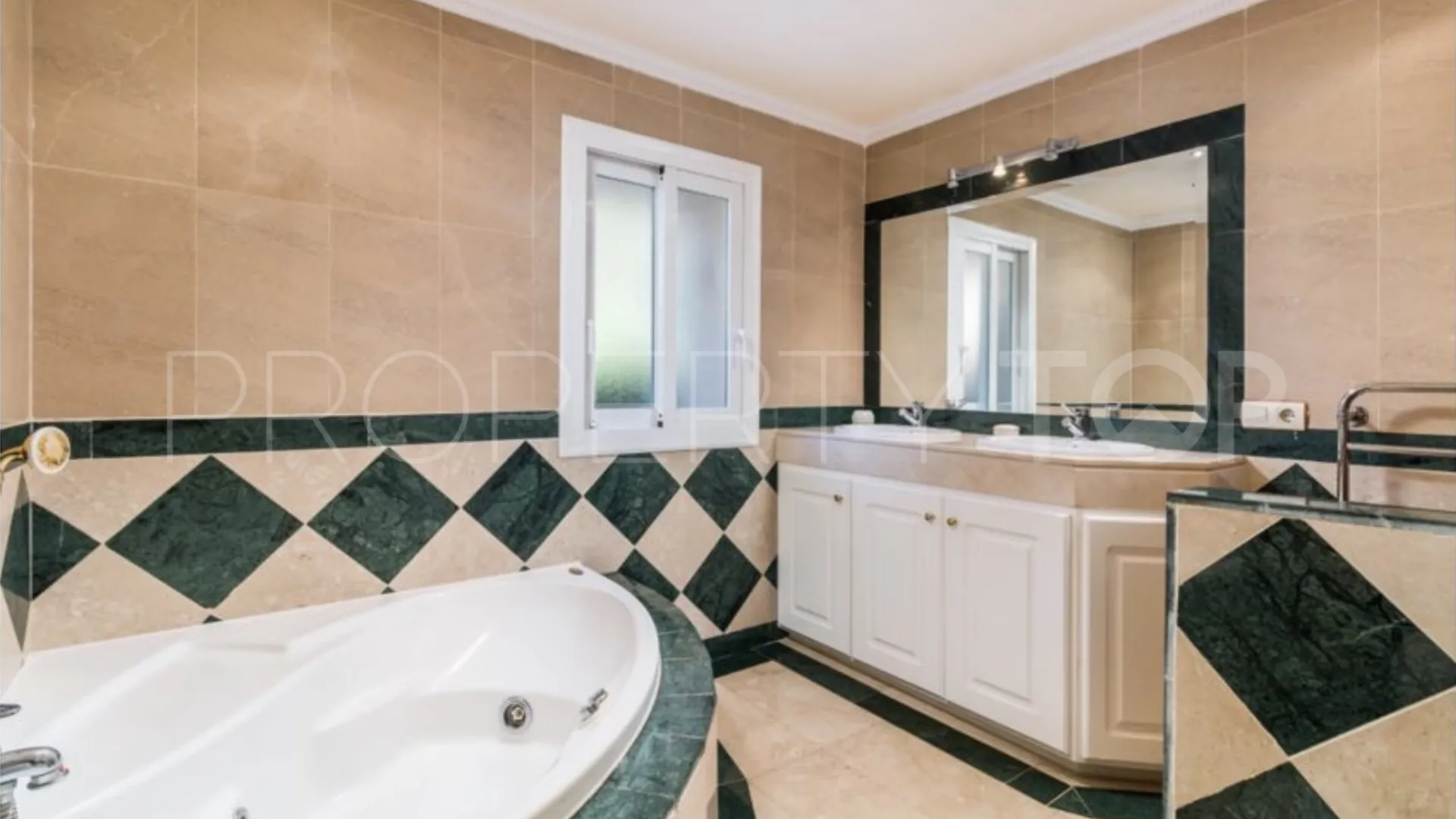 For sale Guadalmina Alta villa with 3 bedrooms