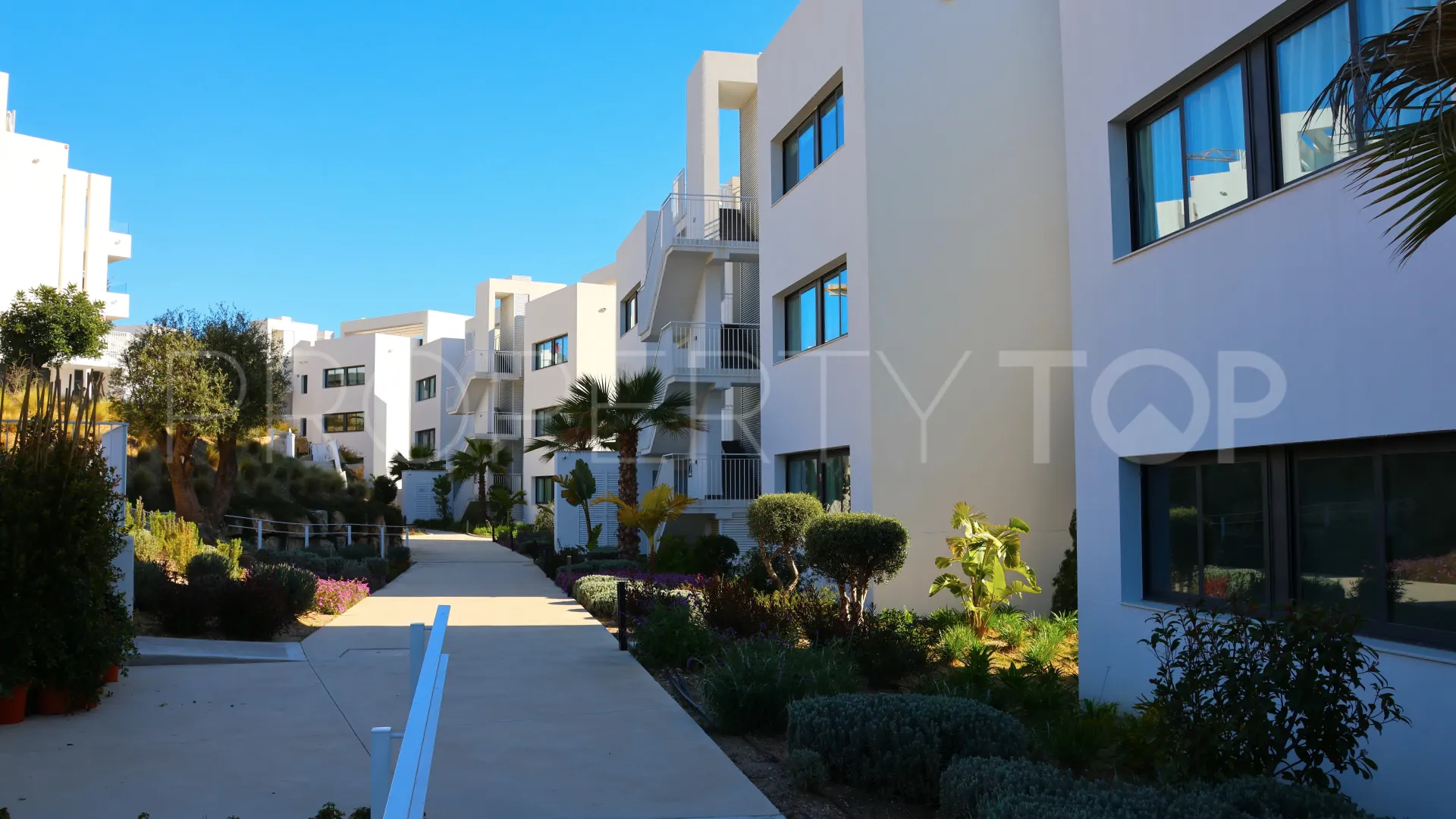 For sale Estepona West 3 bedrooms apartment