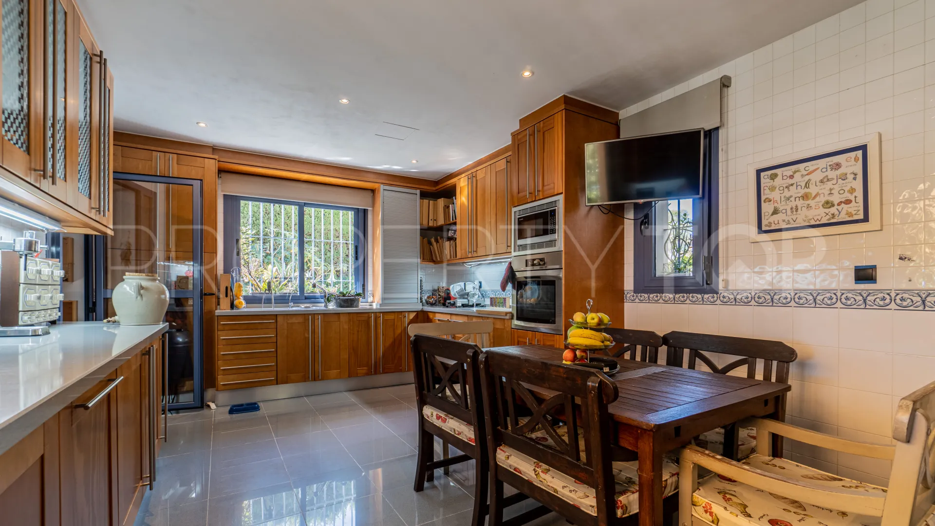 Villa for sale in Zona B with 6 bedrooms