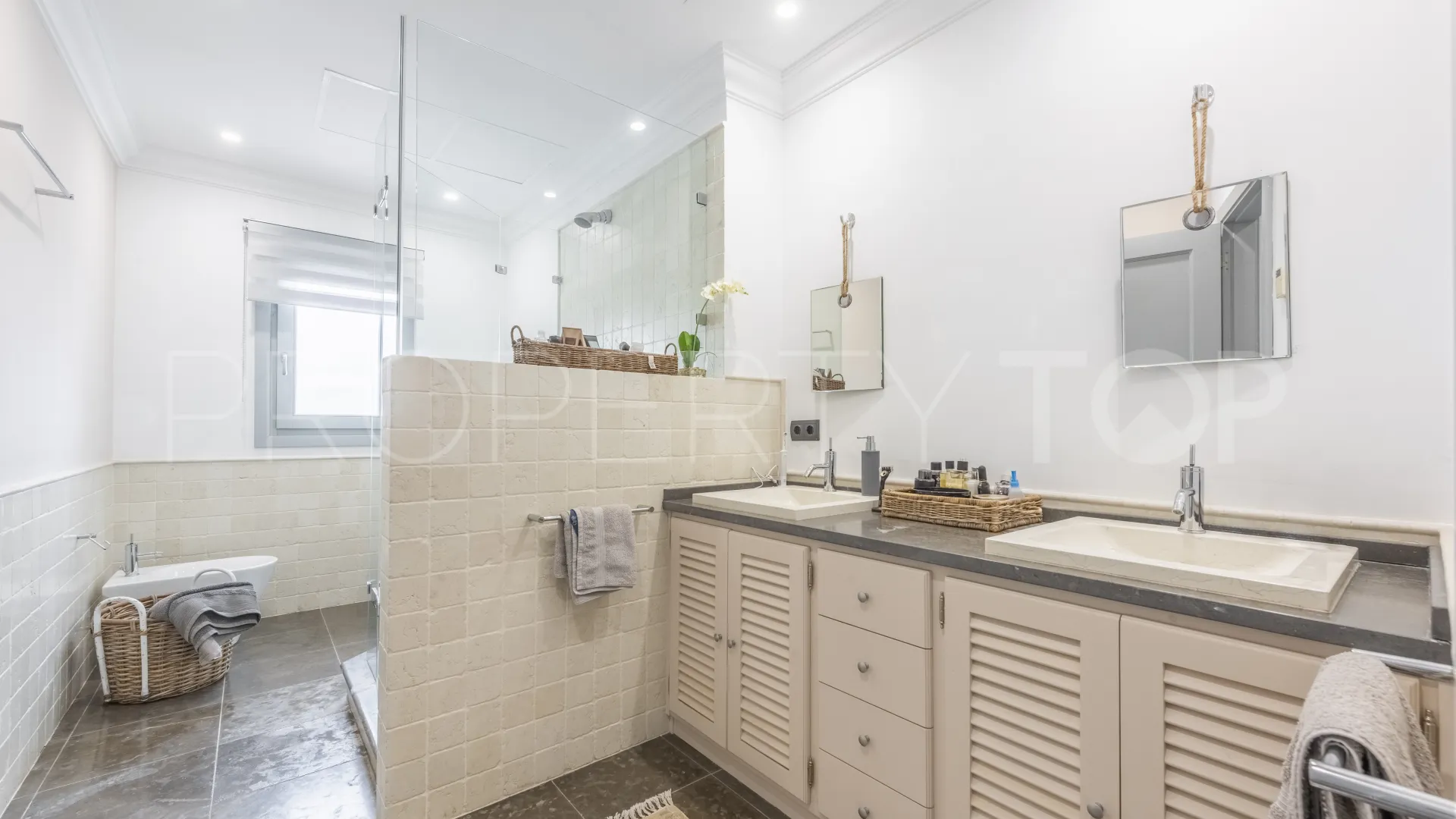Se vende villa en La Reserva con 5 dormitorios