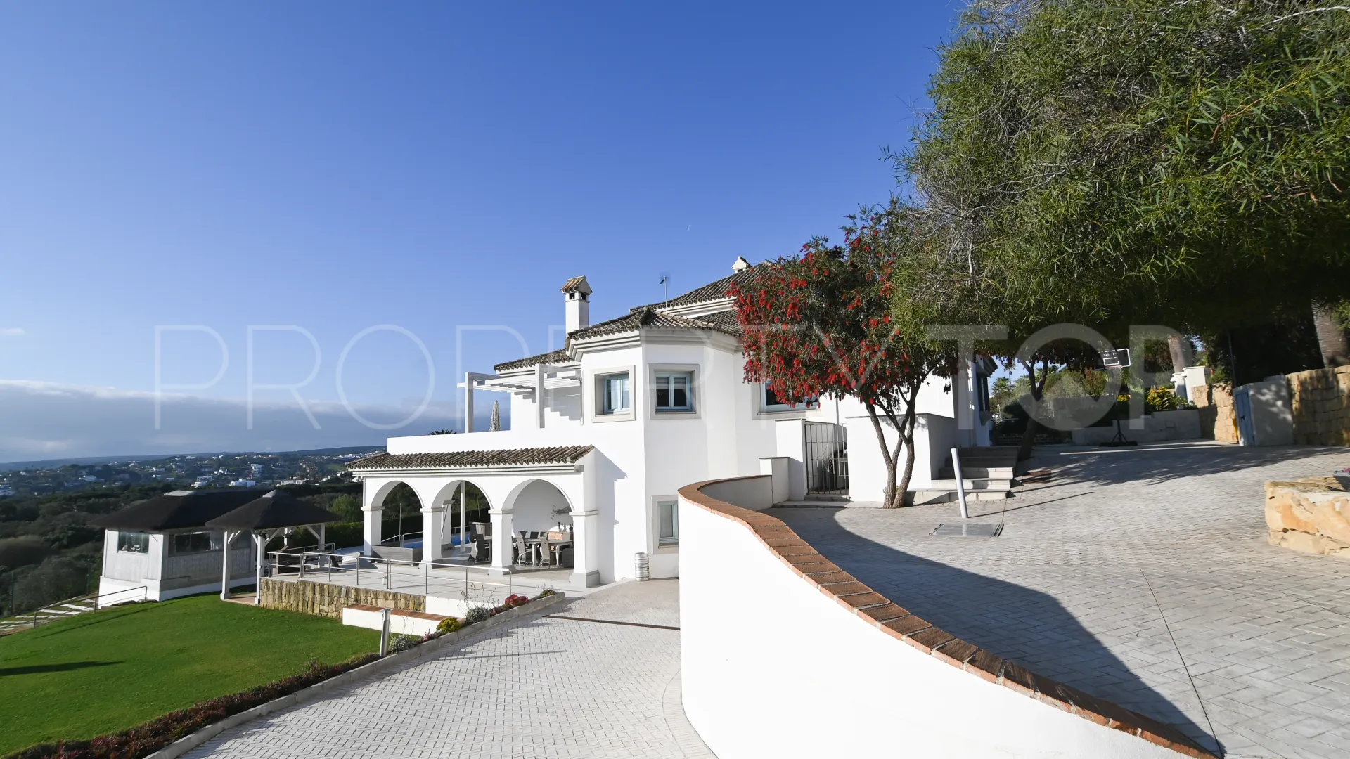 Se vende villa en La Reserva con 5 dormitorios