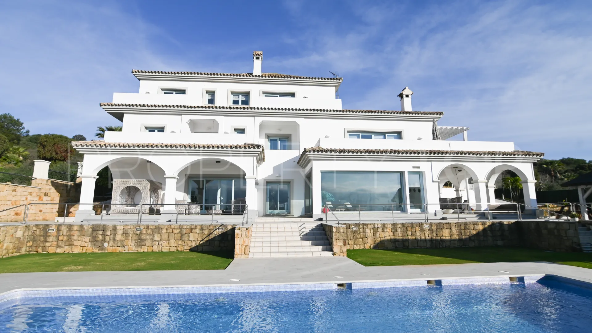 Se vende villa en La Reserva con 5 dormitorios