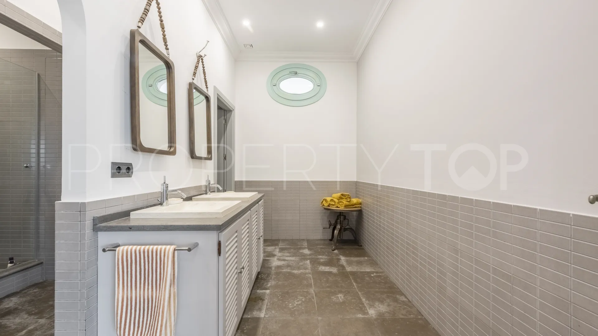 Se vende villa en La Reserva con 5 dormitorios