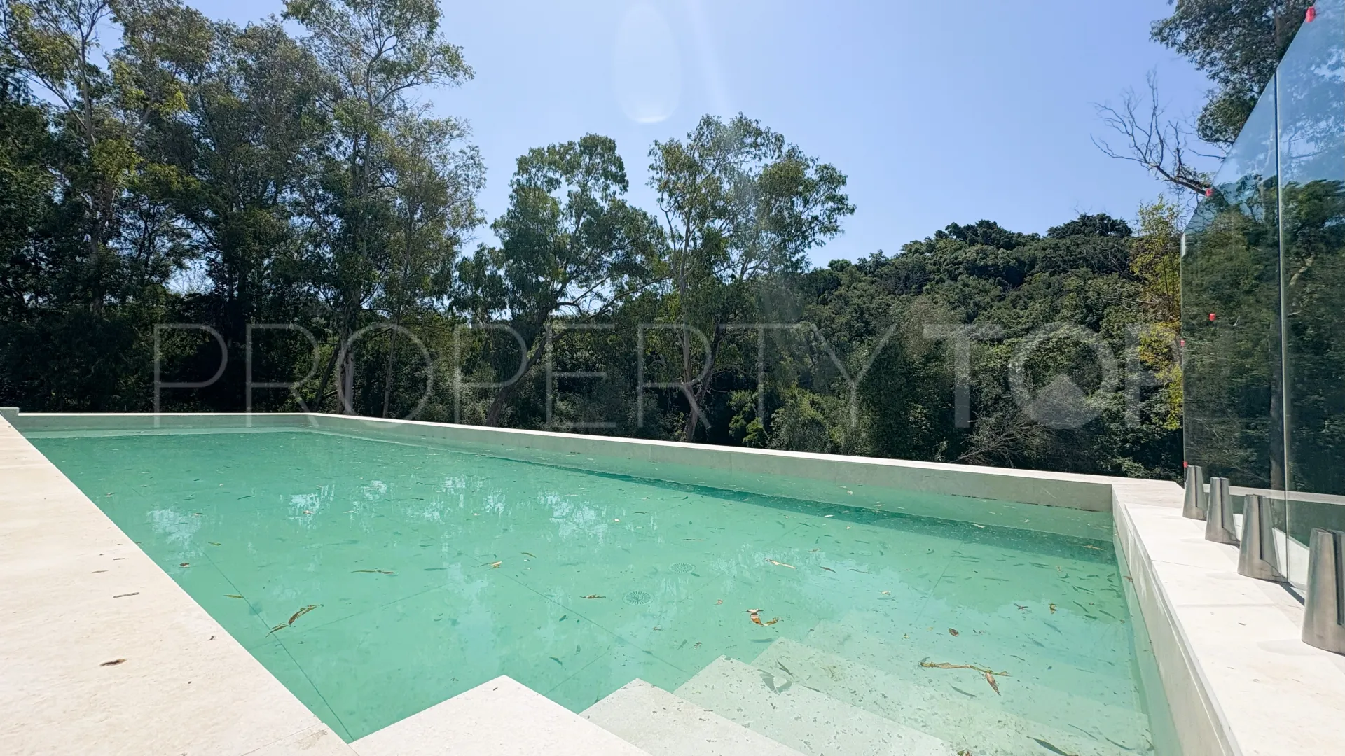 Comprar villa en Zona F con 5 dormitorios