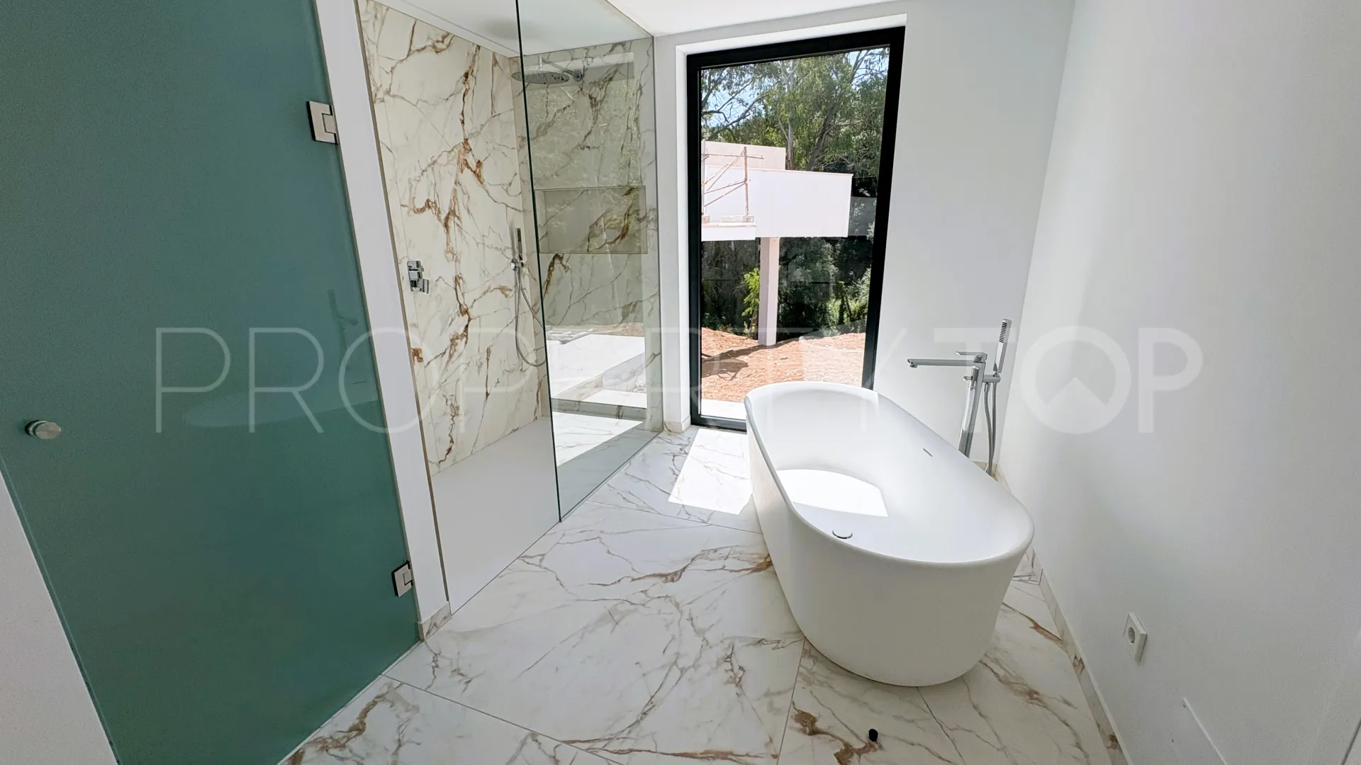 Comprar villa en Zona F con 5 dormitorios