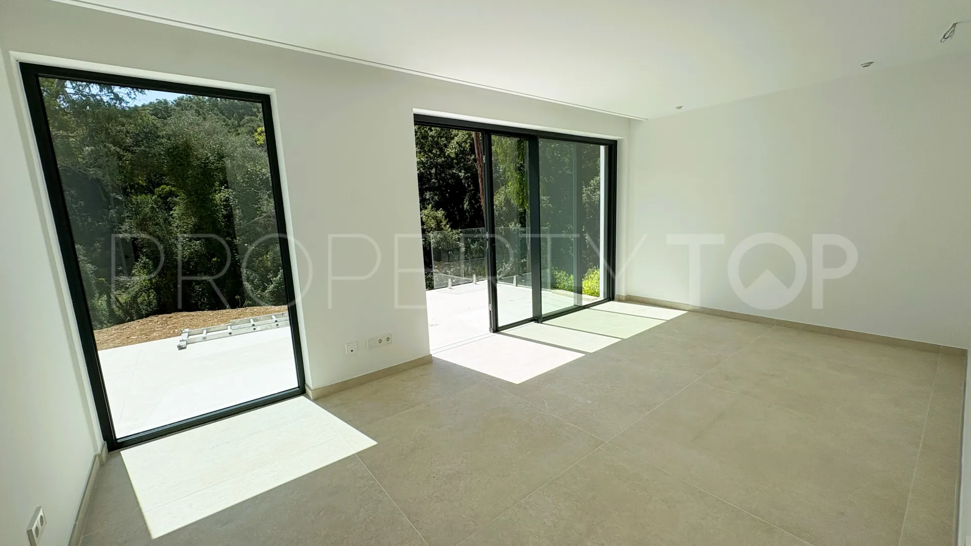 Comprar villa en Zona F con 5 dormitorios