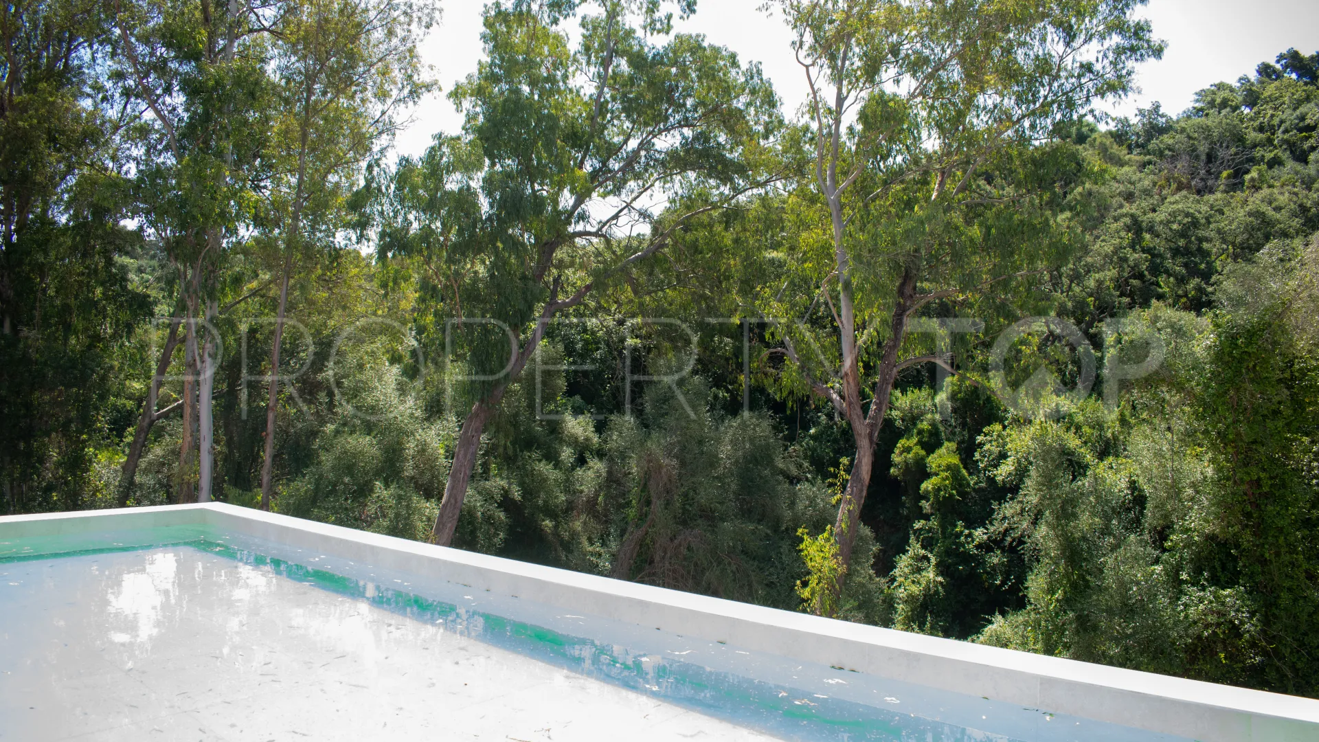 Comprar villa en Zona F con 5 dormitorios
