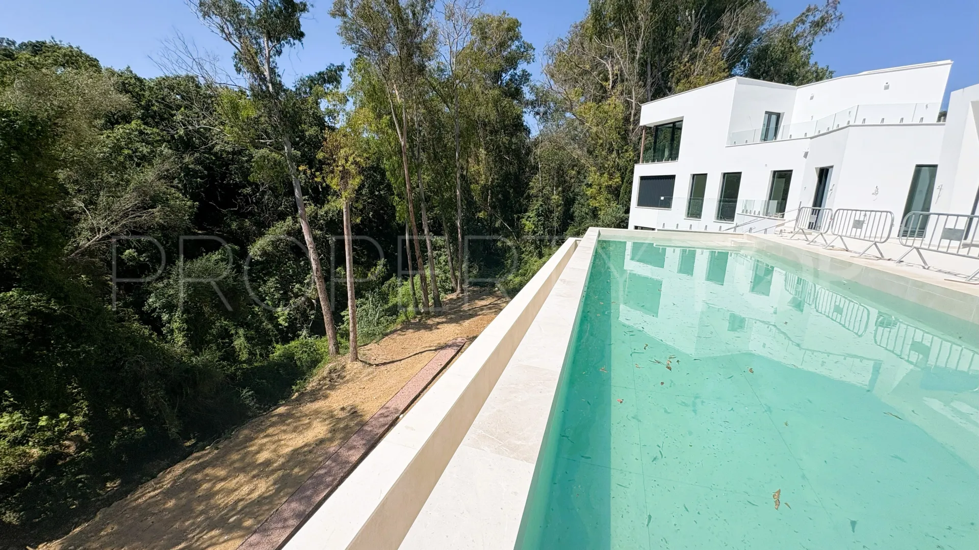 Comprar villa en Zona F con 5 dormitorios