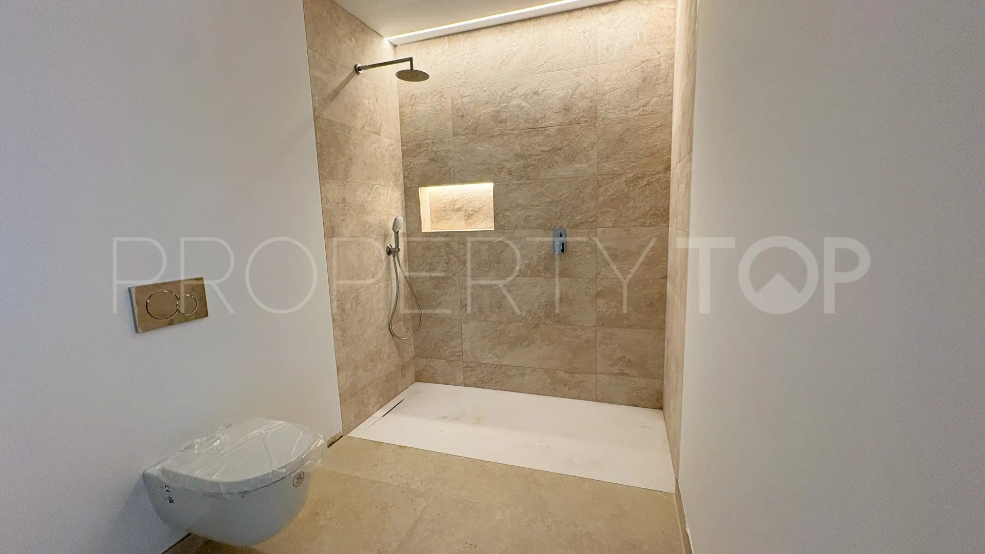 Comprar villa en Zona F con 5 dormitorios