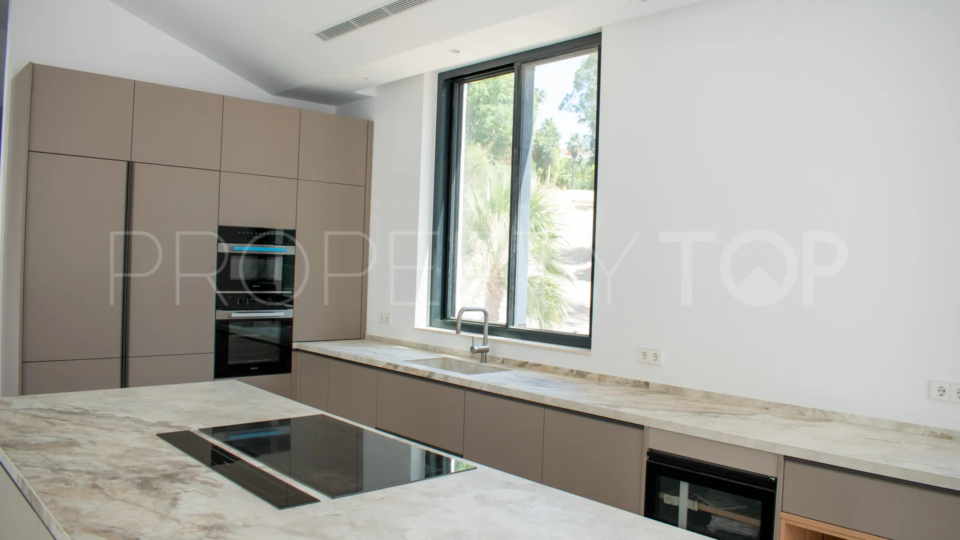 Comprar villa en Zona F con 5 dormitorios