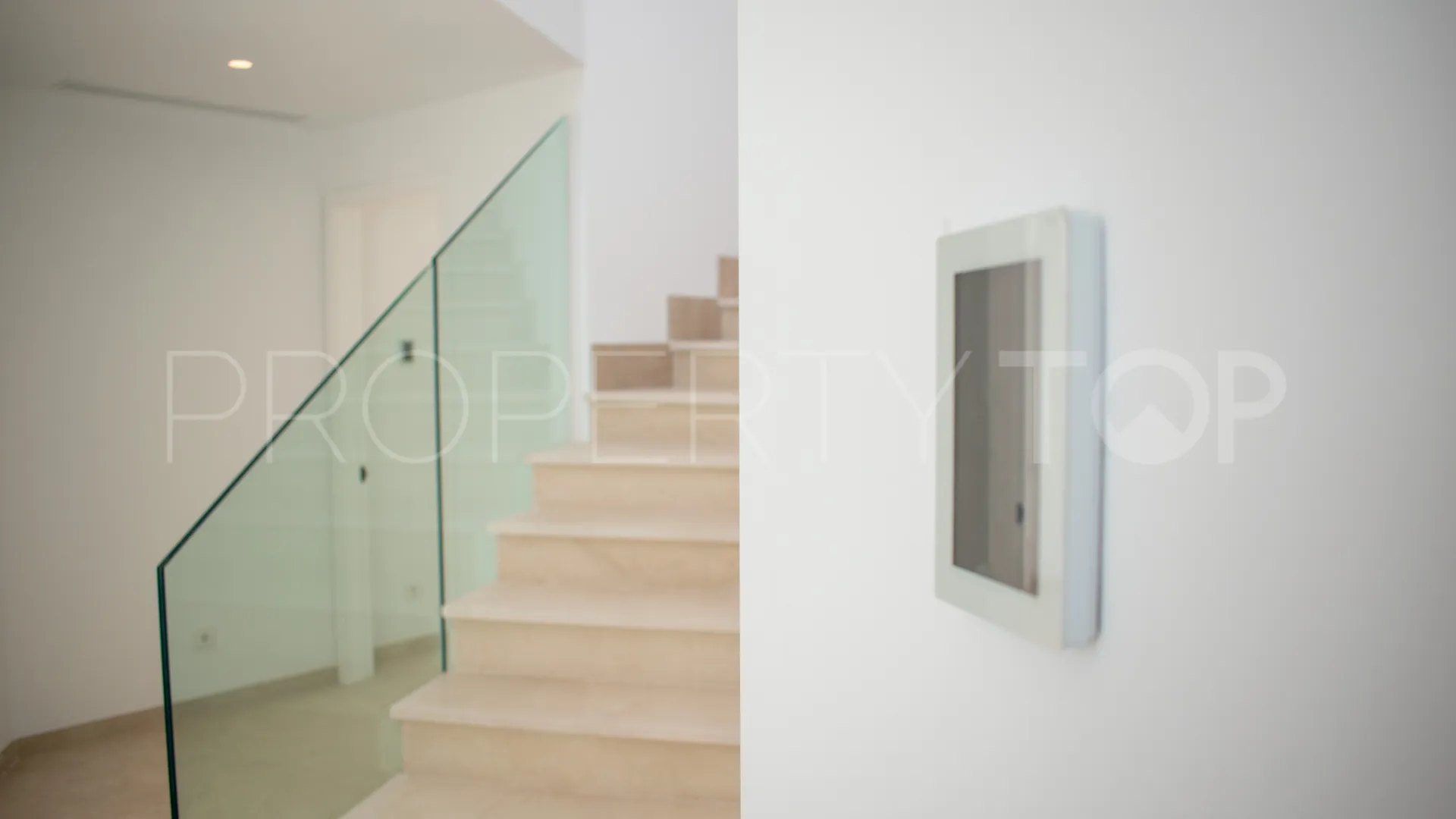 Comprar villa en Zona F con 5 dormitorios