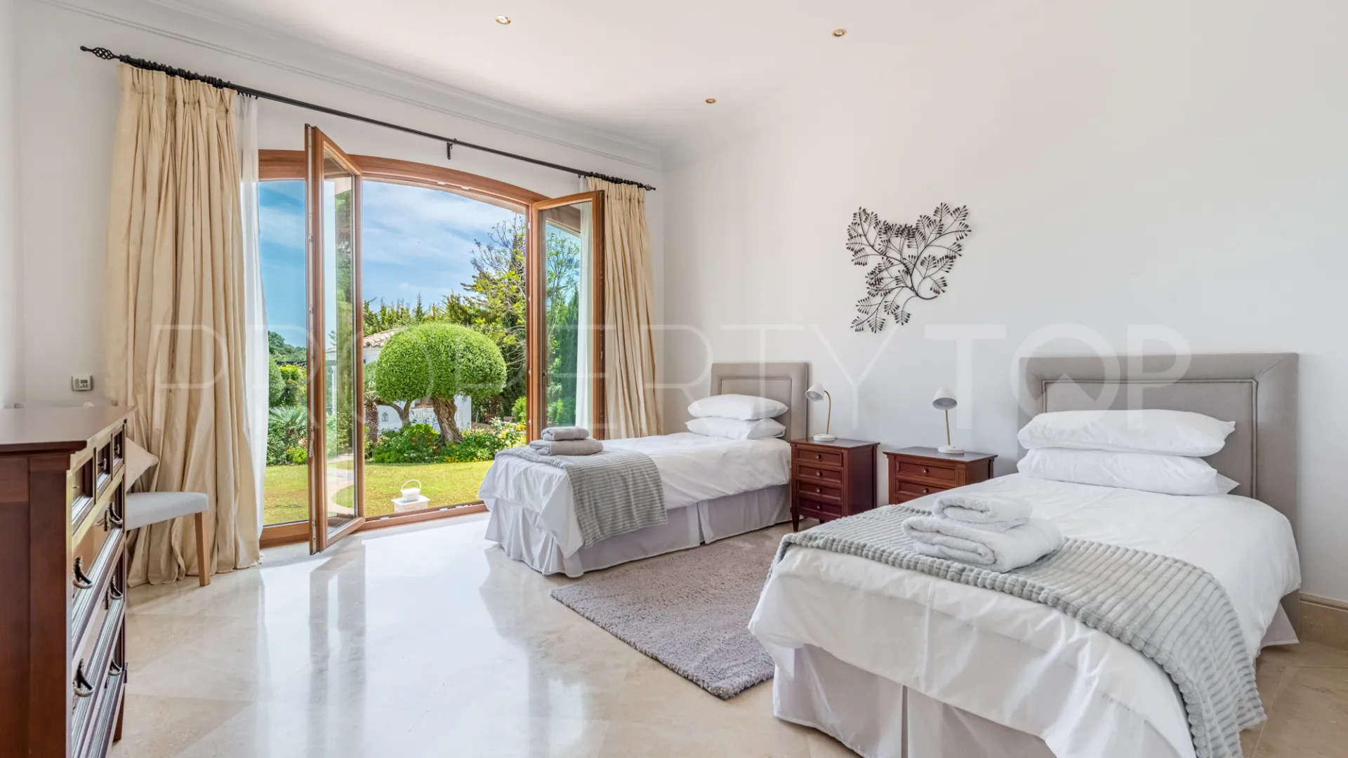 For sale 7 bedrooms villa in Zona F