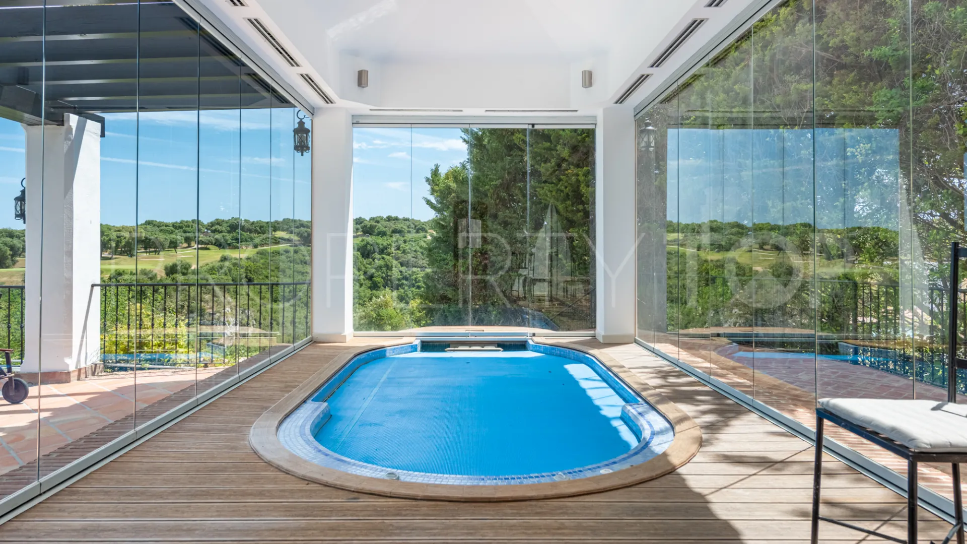 For sale 7 bedrooms villa in Zona F