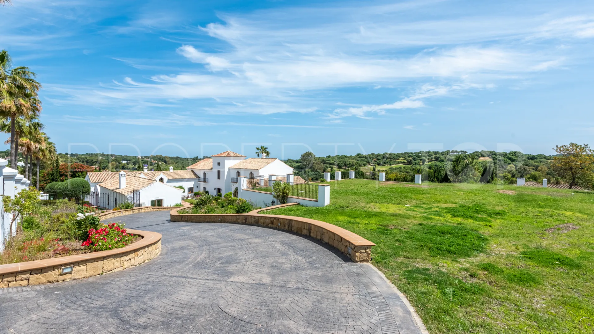 For sale 7 bedrooms villa in Zona F