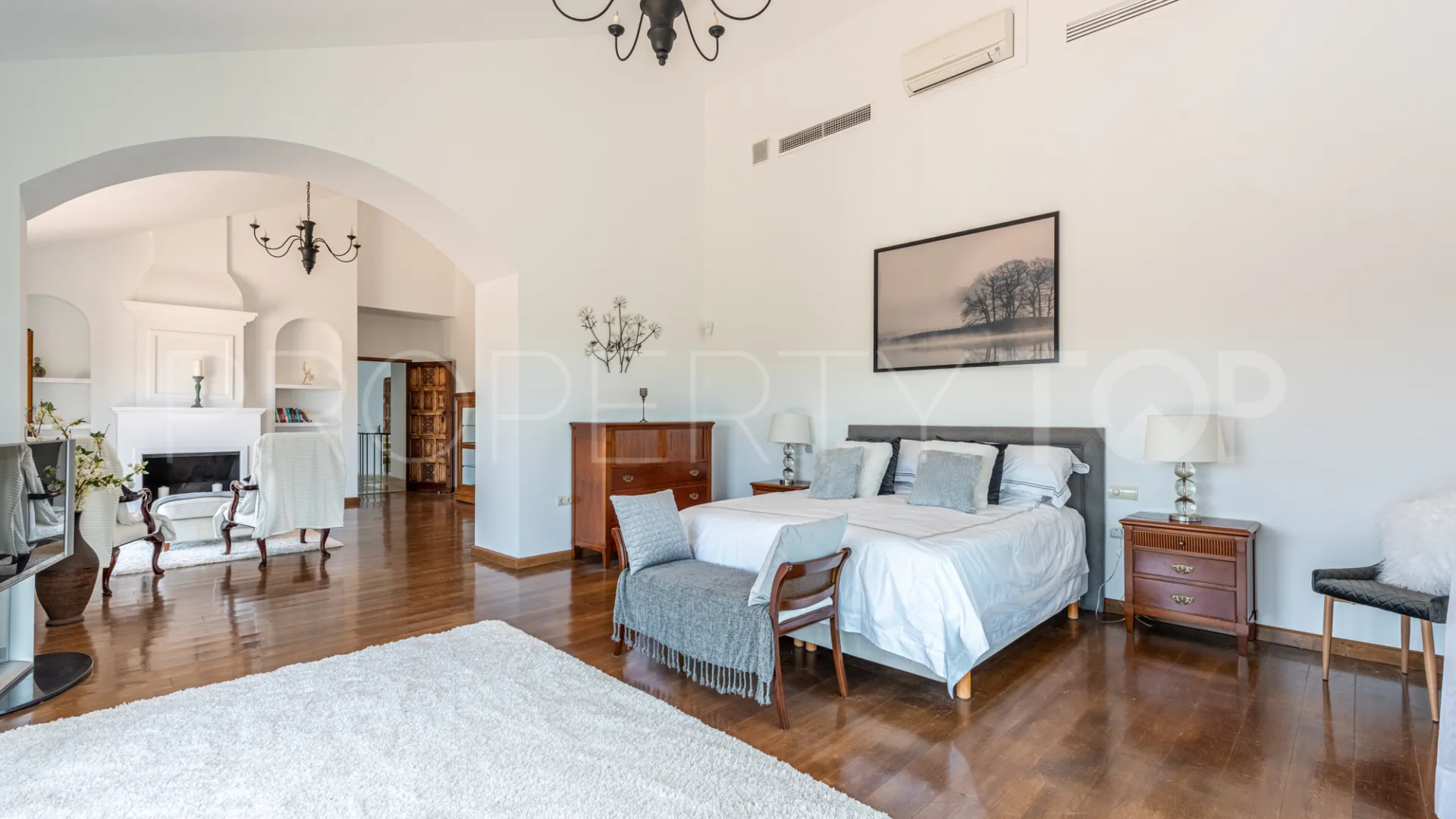 For sale 7 bedrooms villa in Zona F
