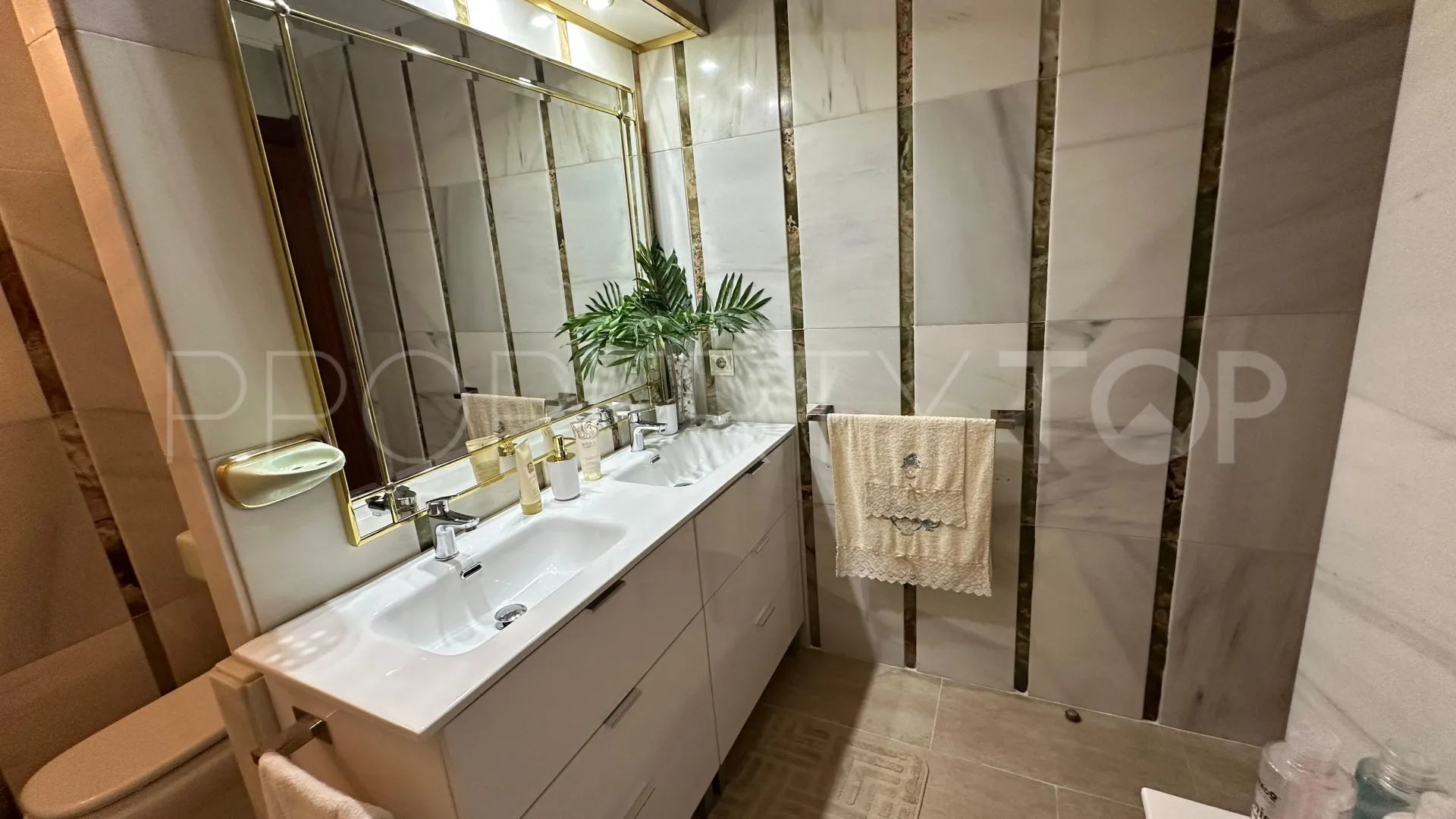Se vende apartamento en Estepona con 3 dormitorios
