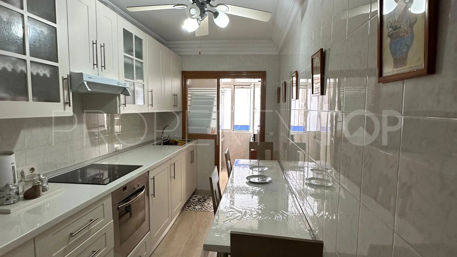 Se vende apartamento en Estepona con 3 dormitorios