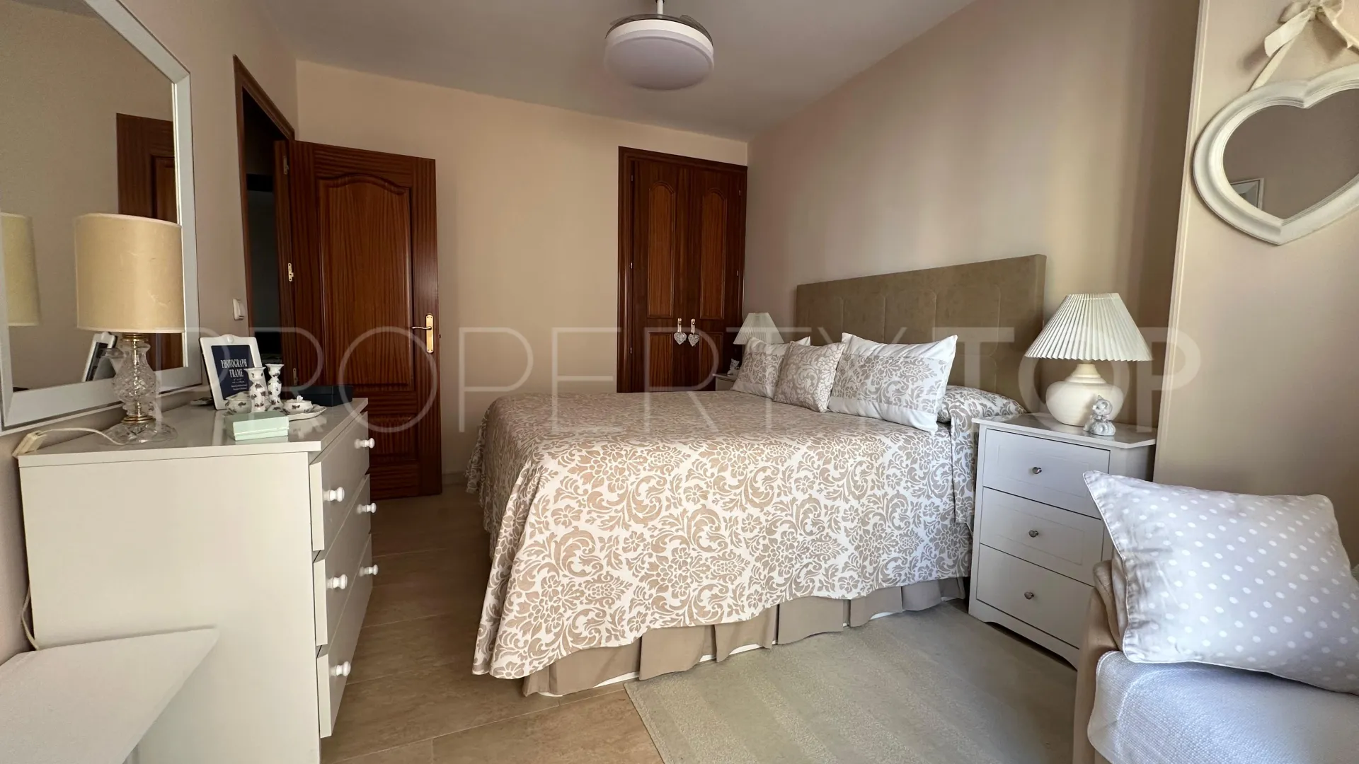 Se vende apartamento en Estepona con 3 dormitorios
