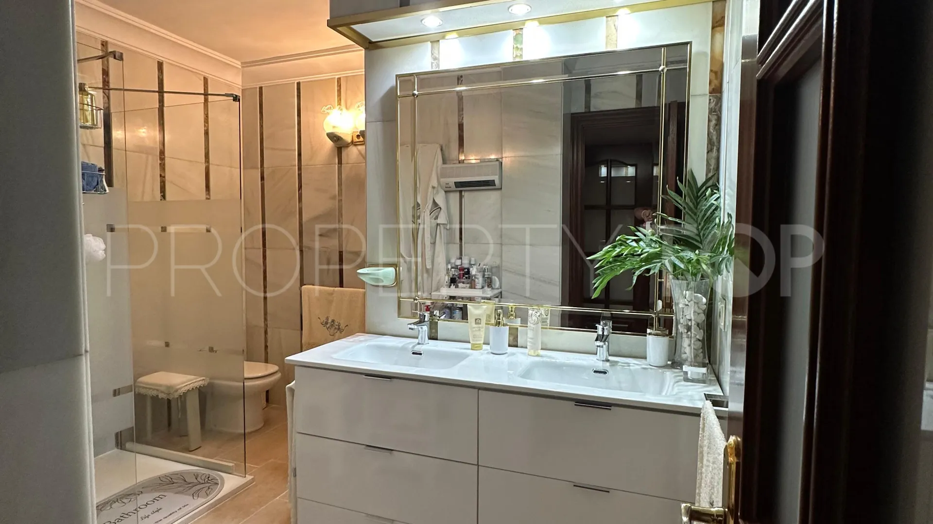 Se vende apartamento en Estepona con 3 dormitorios