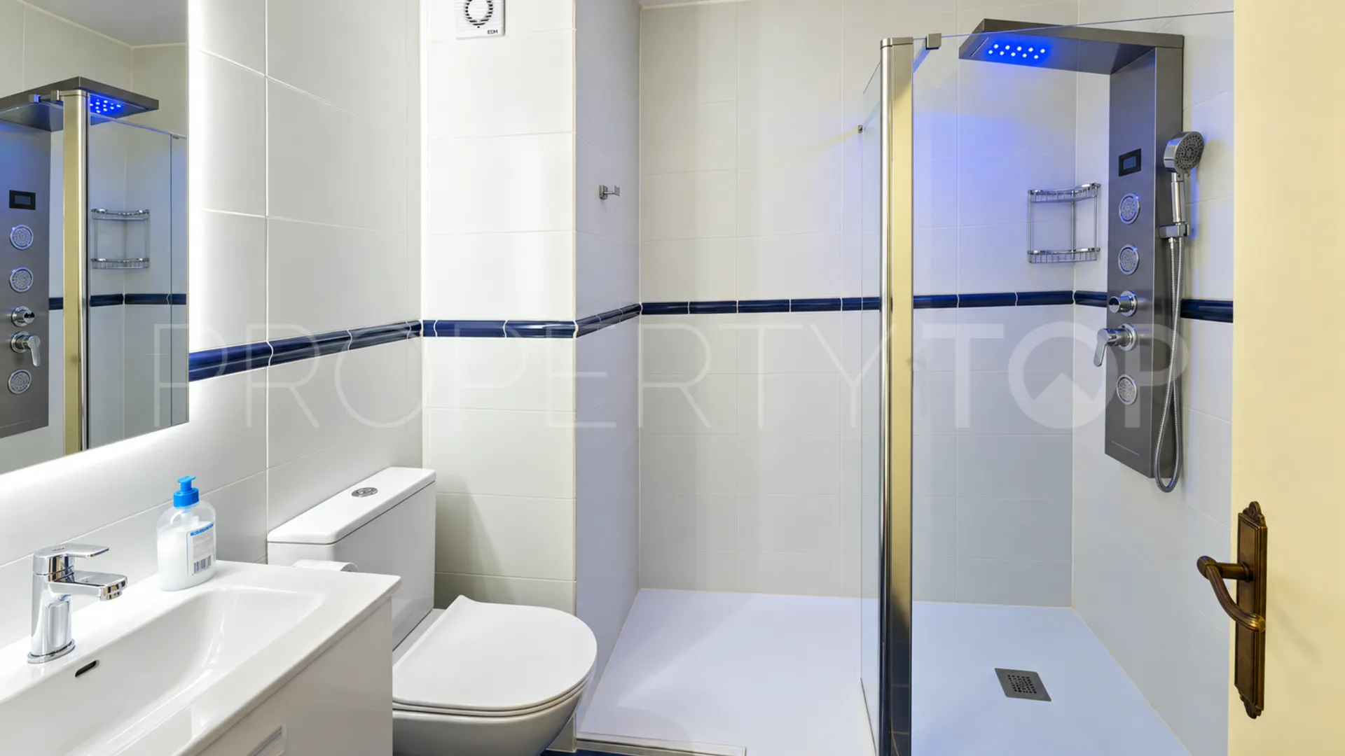 Adosado con 4 dormitorios en venta en Marina de Casares