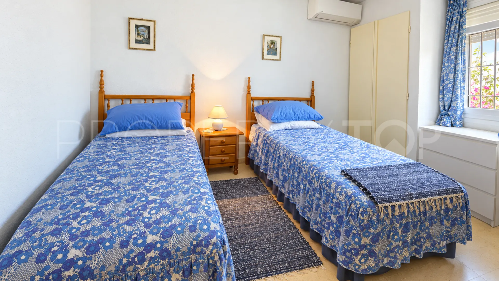 Adosado con 4 dormitorios en venta en Marina de Casares