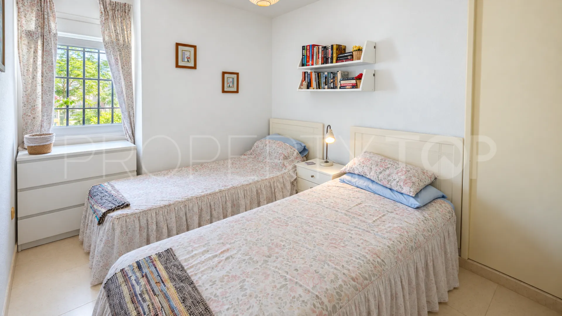 Adosado con 4 dormitorios en venta en Marina de Casares