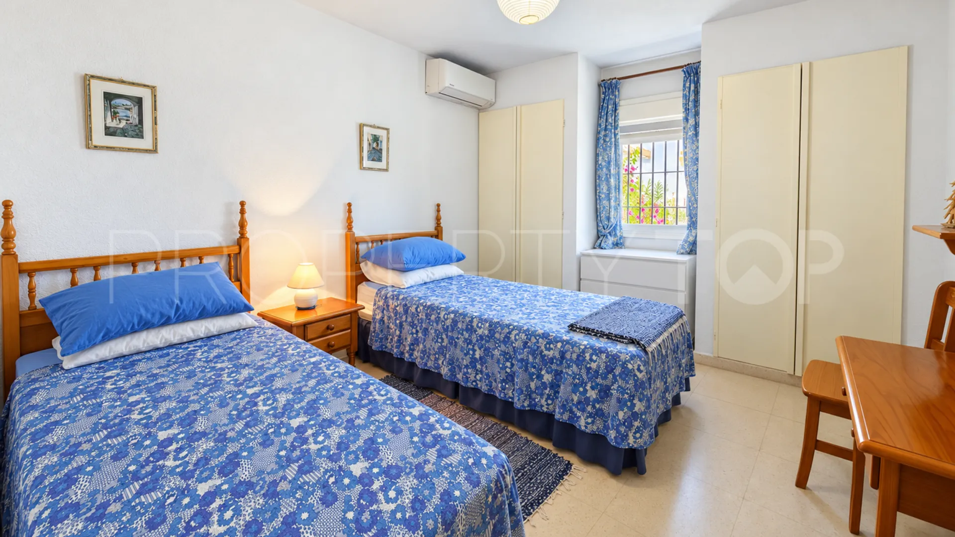 Adosado con 4 dormitorios en venta en Marina de Casares