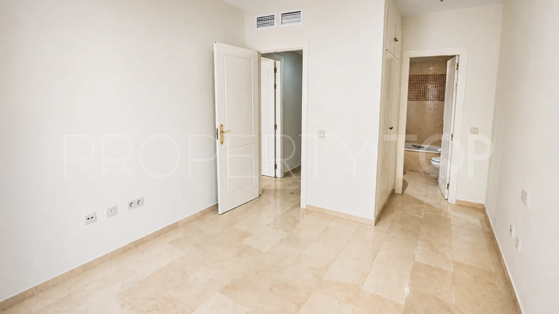 Apartamento planta baja a la venta con 2 dormitorios en San Pedro de Alcantara