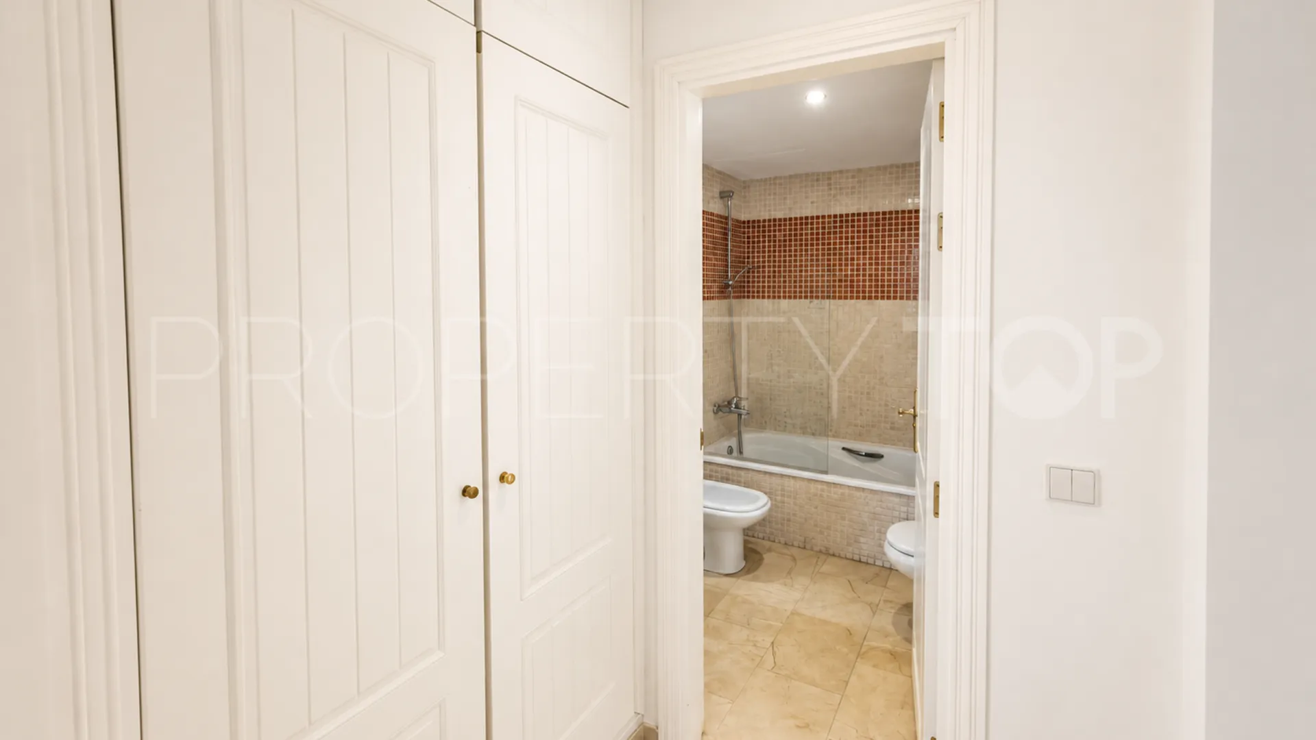 Apartamento planta baja a la venta con 2 dormitorios en San Pedro de Alcantara
