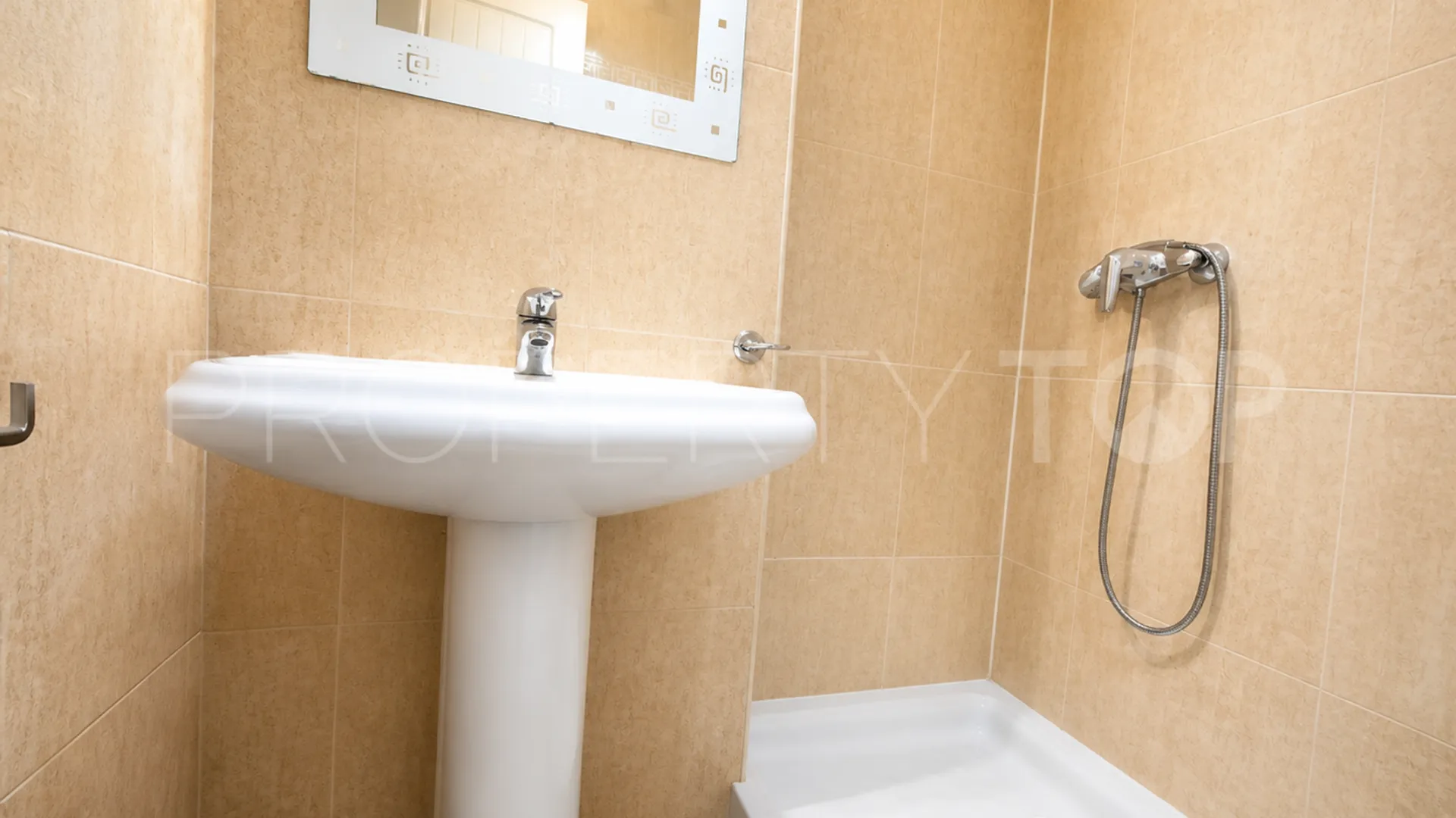 Apartamento planta baja a la venta con 2 dormitorios en San Pedro de Alcantara