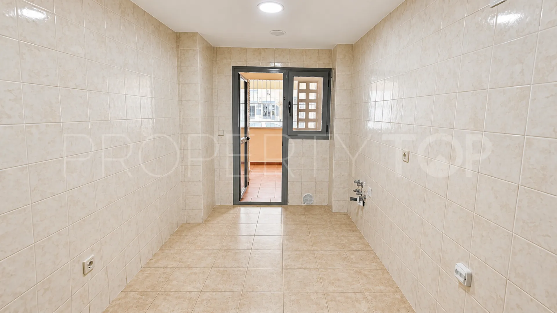 Apartamento planta baja a la venta con 2 dormitorios en San Pedro de Alcantara