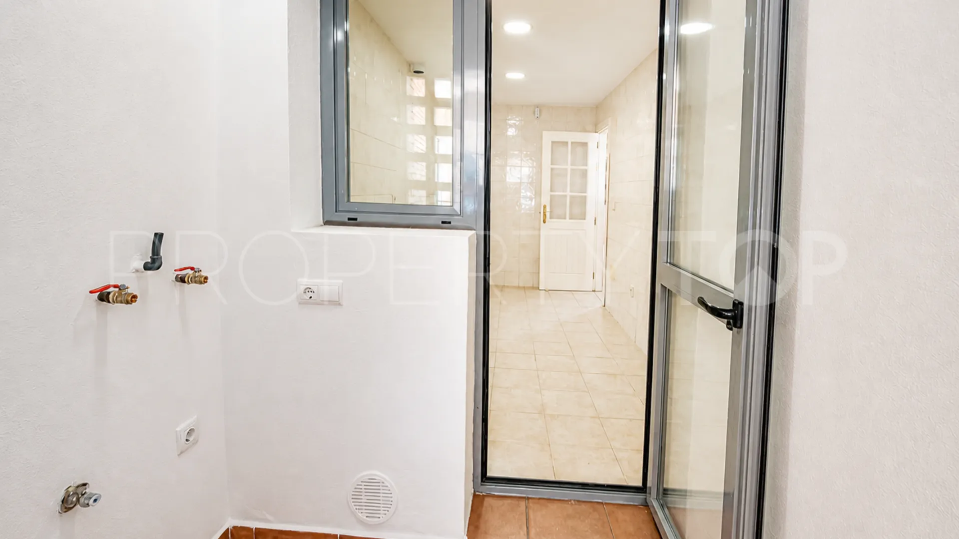 Apartamento planta baja a la venta con 2 dormitorios en San Pedro de Alcantara